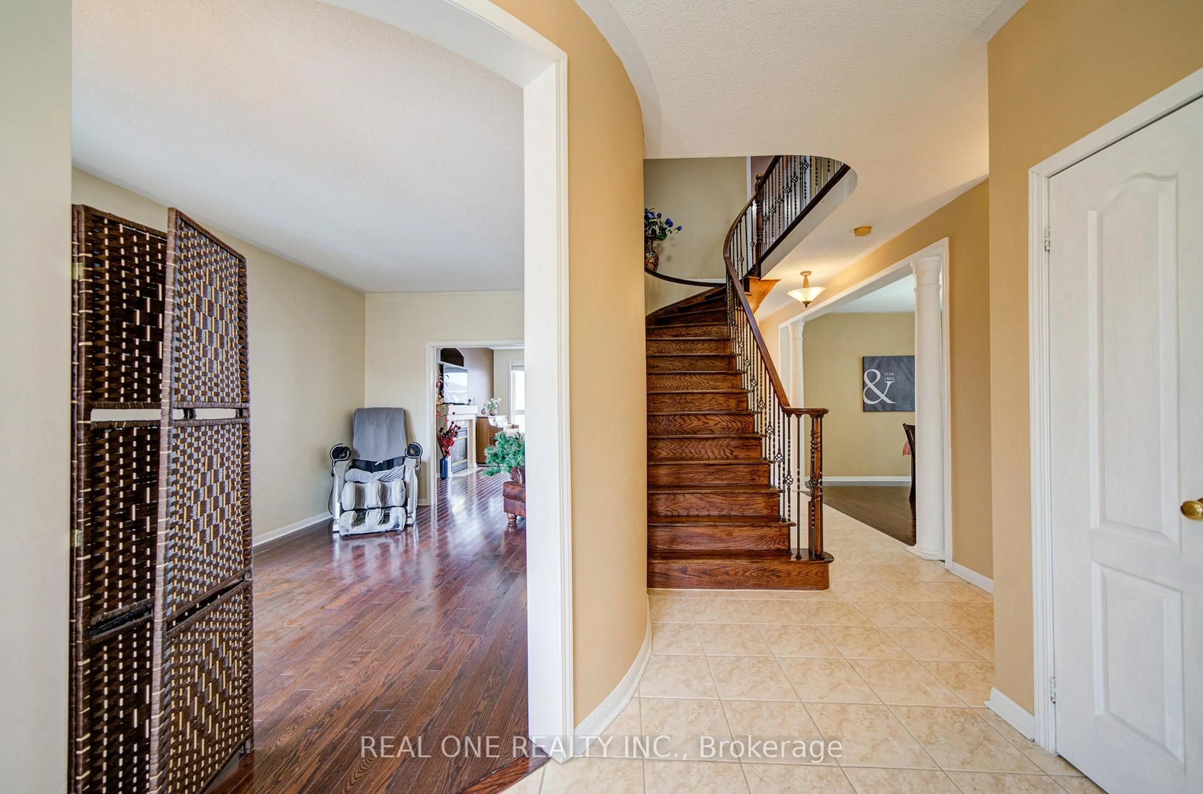 Indoor entryway for 3696 Waterfall Cres, Mississauga Ontario L5N 8G8