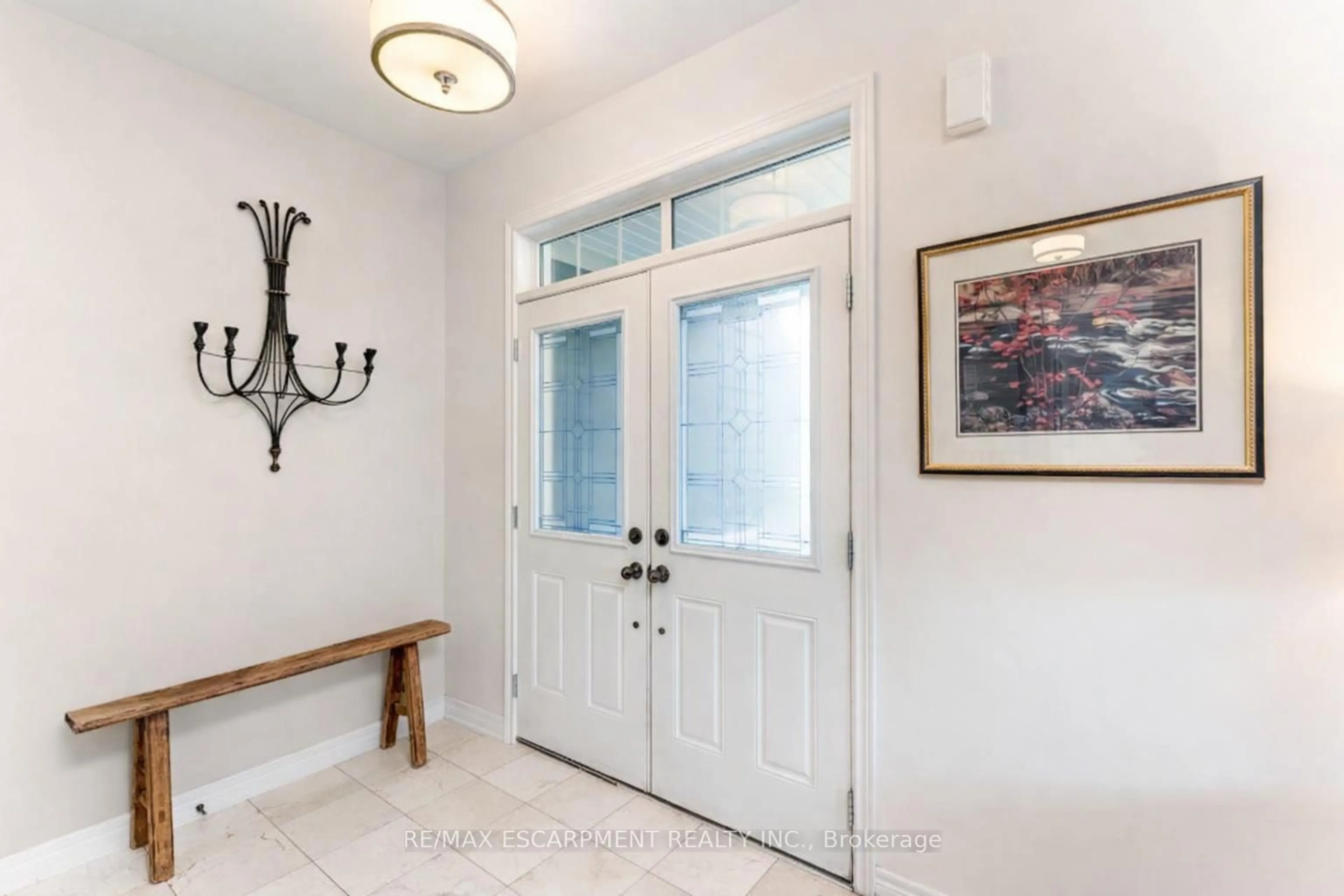 Indoor entryway for 1203 Lorne Park Rd, Mississauga Ontario L5H 3A7