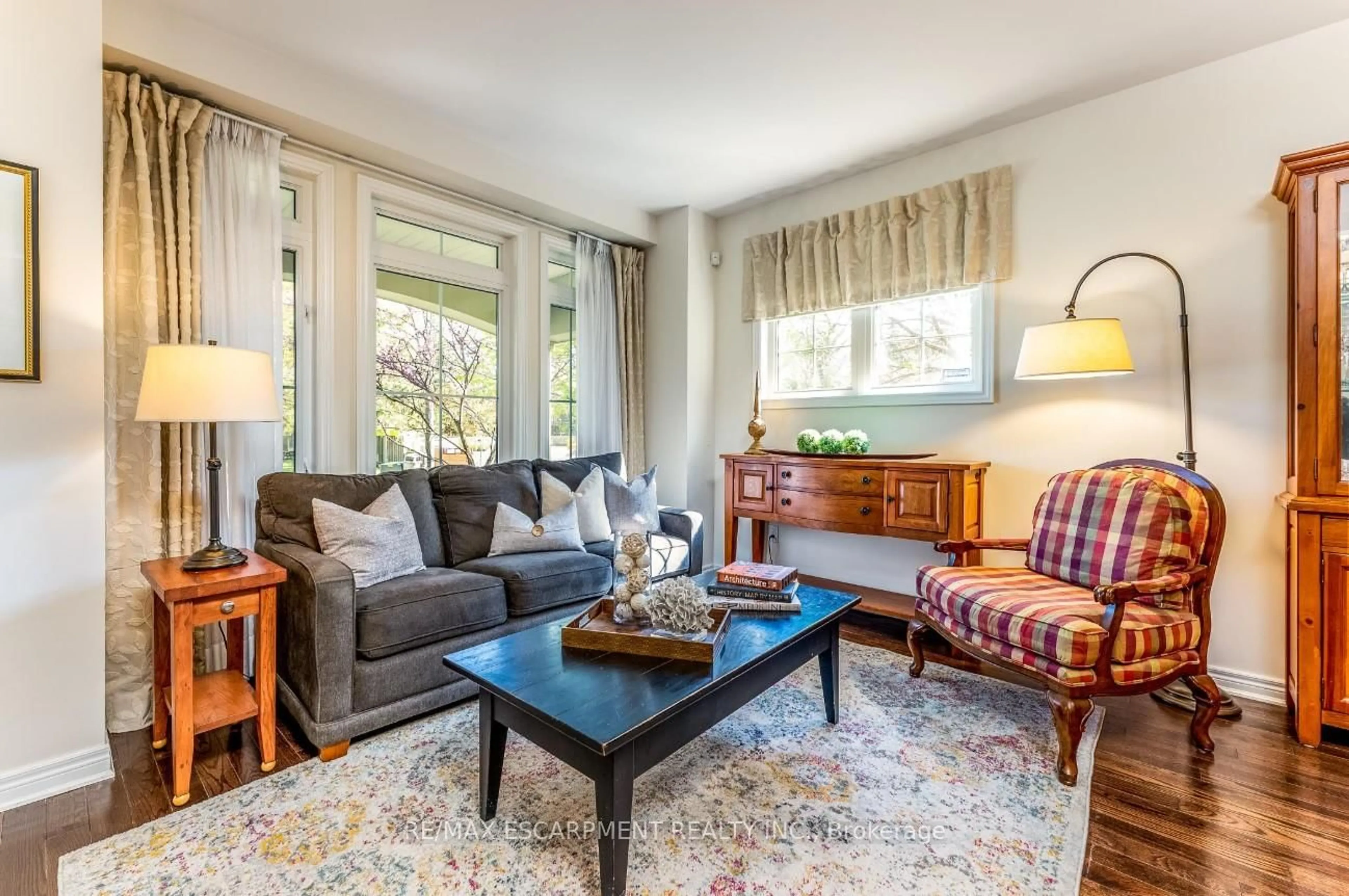 Living room with furniture, unknown for 1203 Lorne Park Rd, Mississauga Ontario L5H 3A7