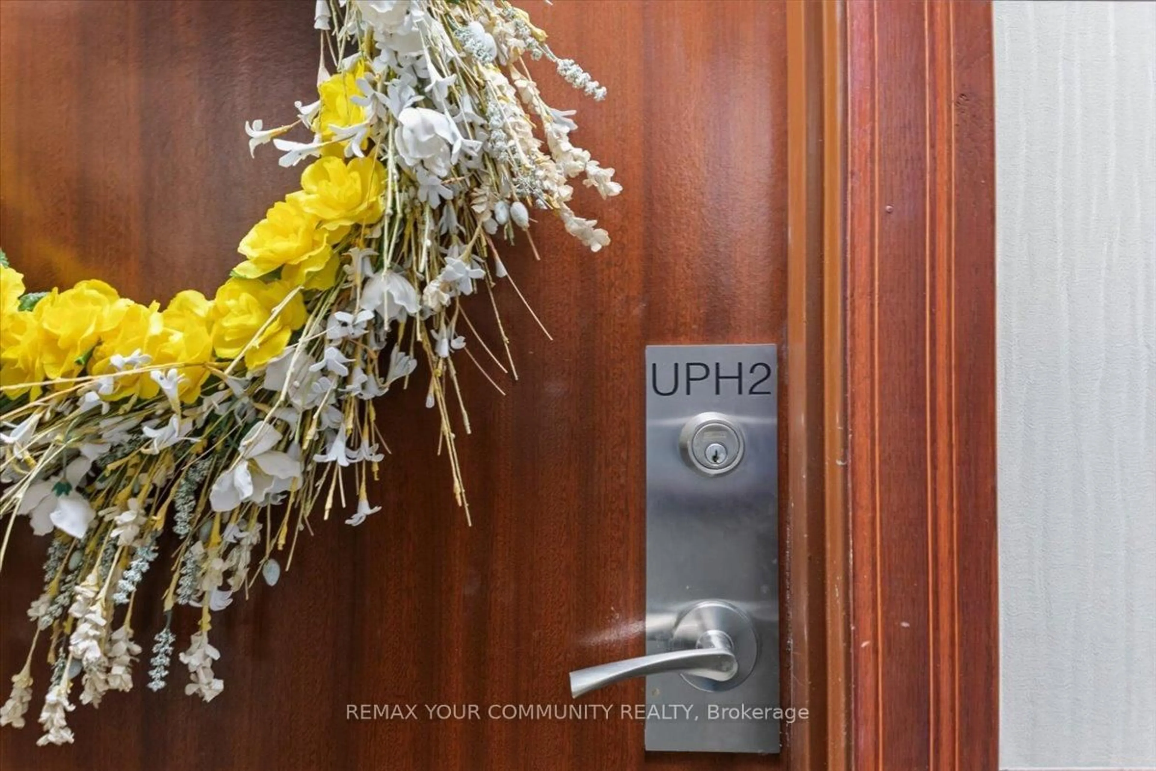 Indoor entryway for 880 Dundas St #UpH 02, Mississauga Ontario L5C 4H3