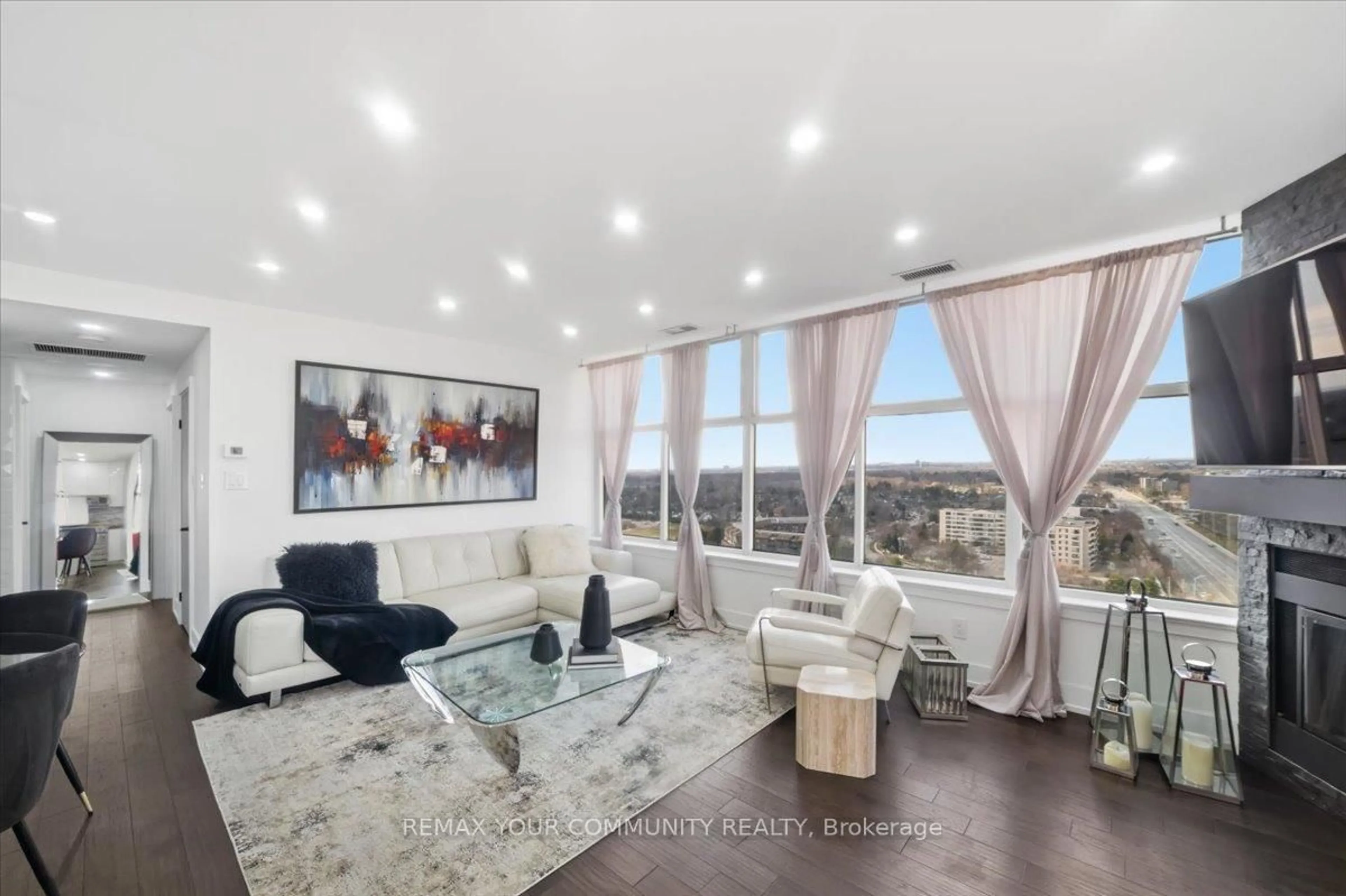 Living room with furniture, unknown for 880 Dundas St #UpH 02, Mississauga Ontario L5C 4H3