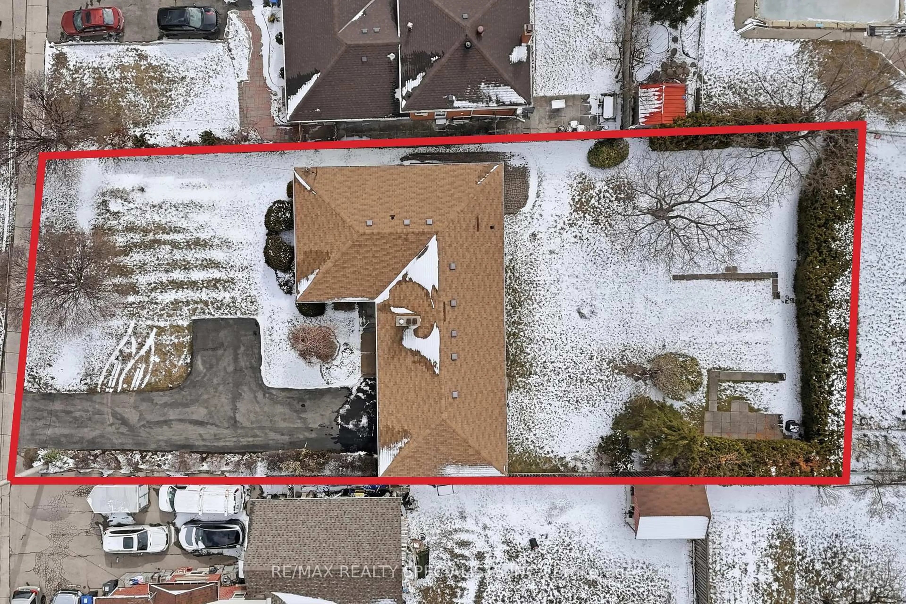 A pic from outside/outdoor area/front of a property/back of a property/a pic from drone, street for 3292 Cawthra Rd, Mississauga Ontario L5A 2X7