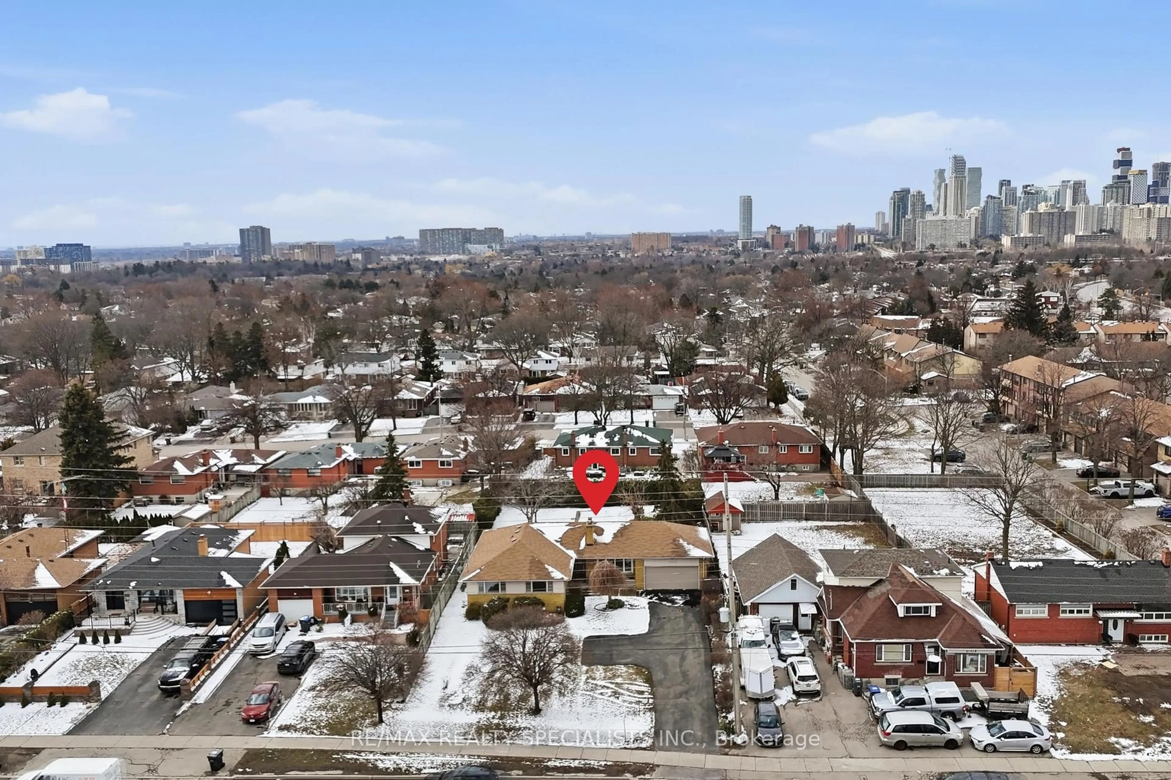 A pic from outside/outdoor area/front of a property/back of a property/a pic from drone, city buildings view from balcony for 3292 Cawthra Rd, Mississauga Ontario L5A 2X7
