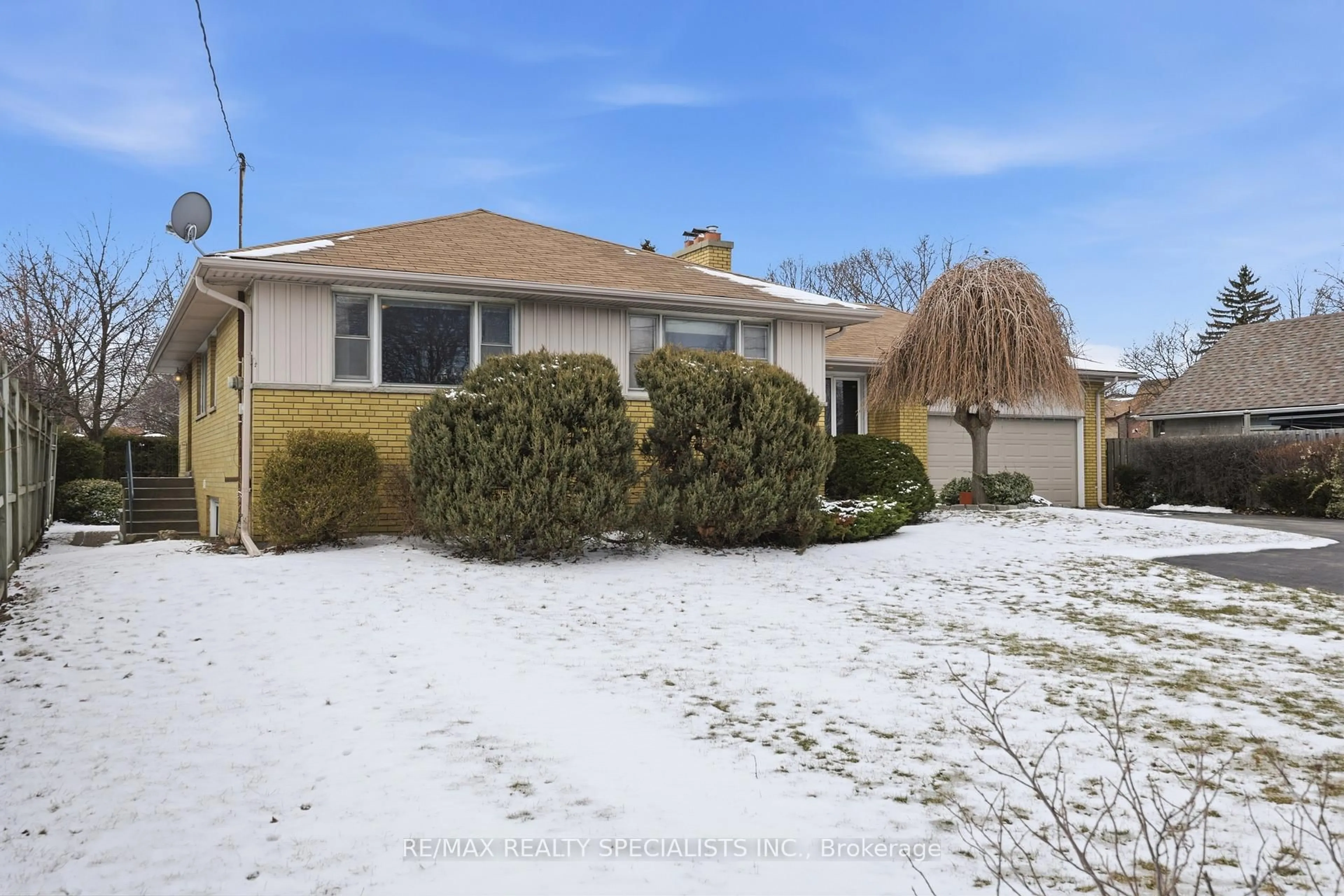 A pic from outside/outdoor area/front of a property/back of a property/a pic from drone, street for 3292 Cawthra Rd, Mississauga Ontario L5A 2X7