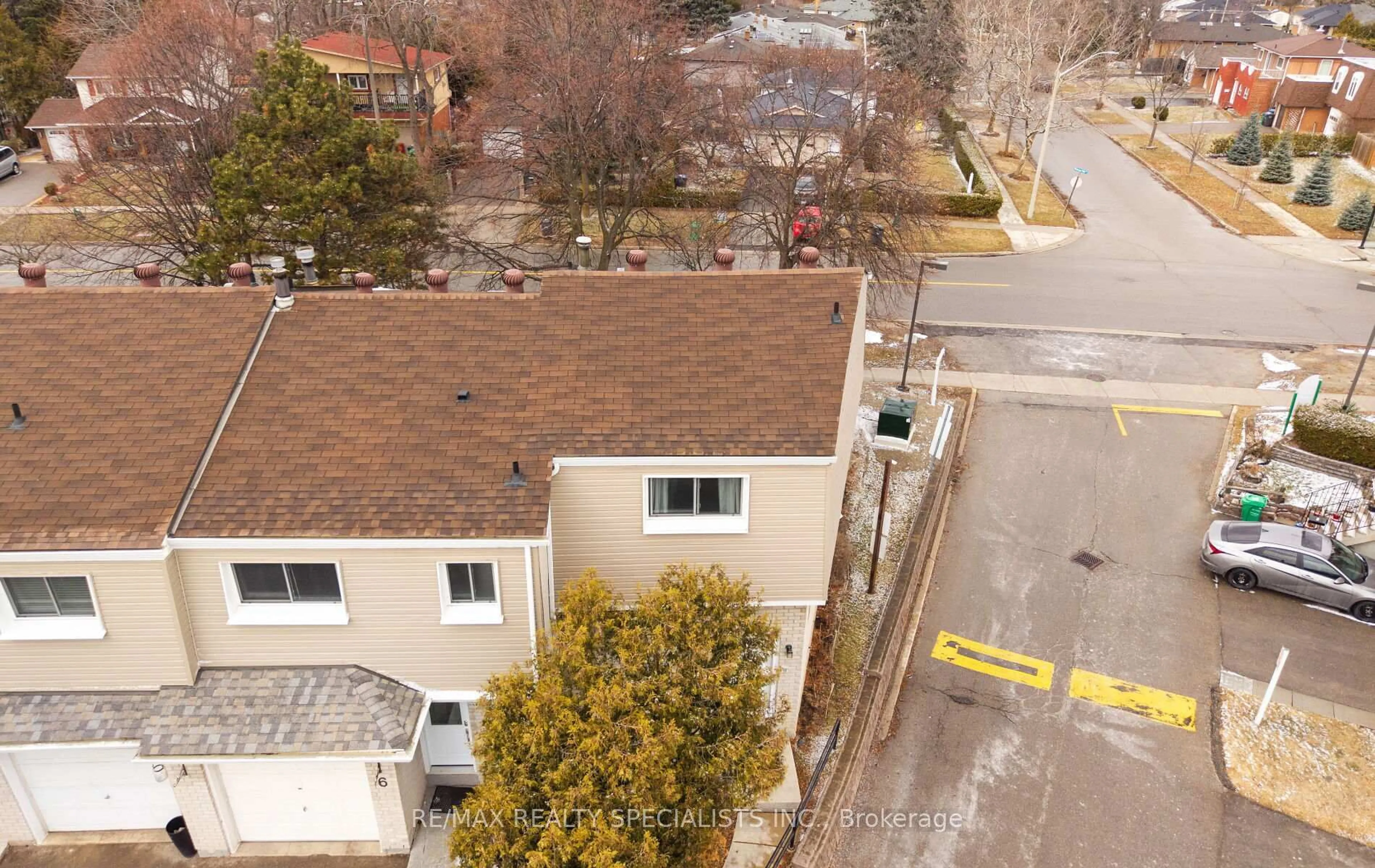 A pic from outside/outdoor area/front of a property/back of a property/a pic from drone, street for 400 Mississauga Valley Blvd #7, Mississauga Ontario L5A 3N6