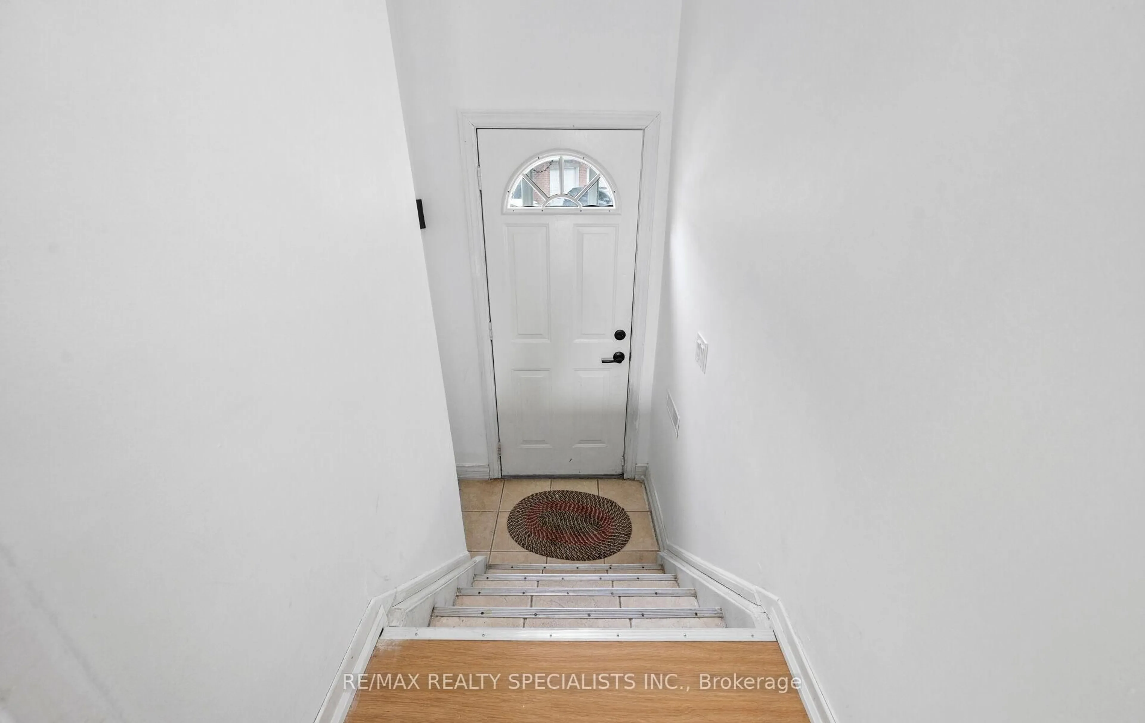 Indoor entryway for 400 Mississauga Valley Blvd #7, Mississauga Ontario L5A 3N6