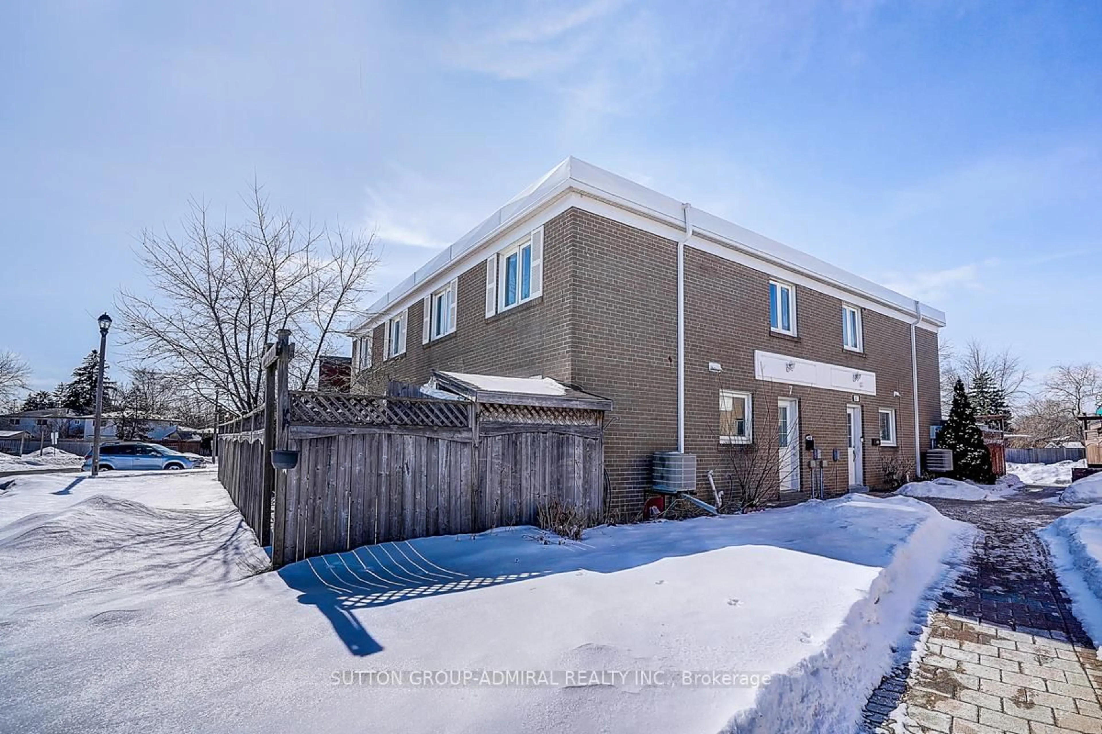 A pic from outside/outdoor area/front of a property/back of a property/a pic from drone, street for 7 Town House Cres, Brampton Ontario L6W 3C3