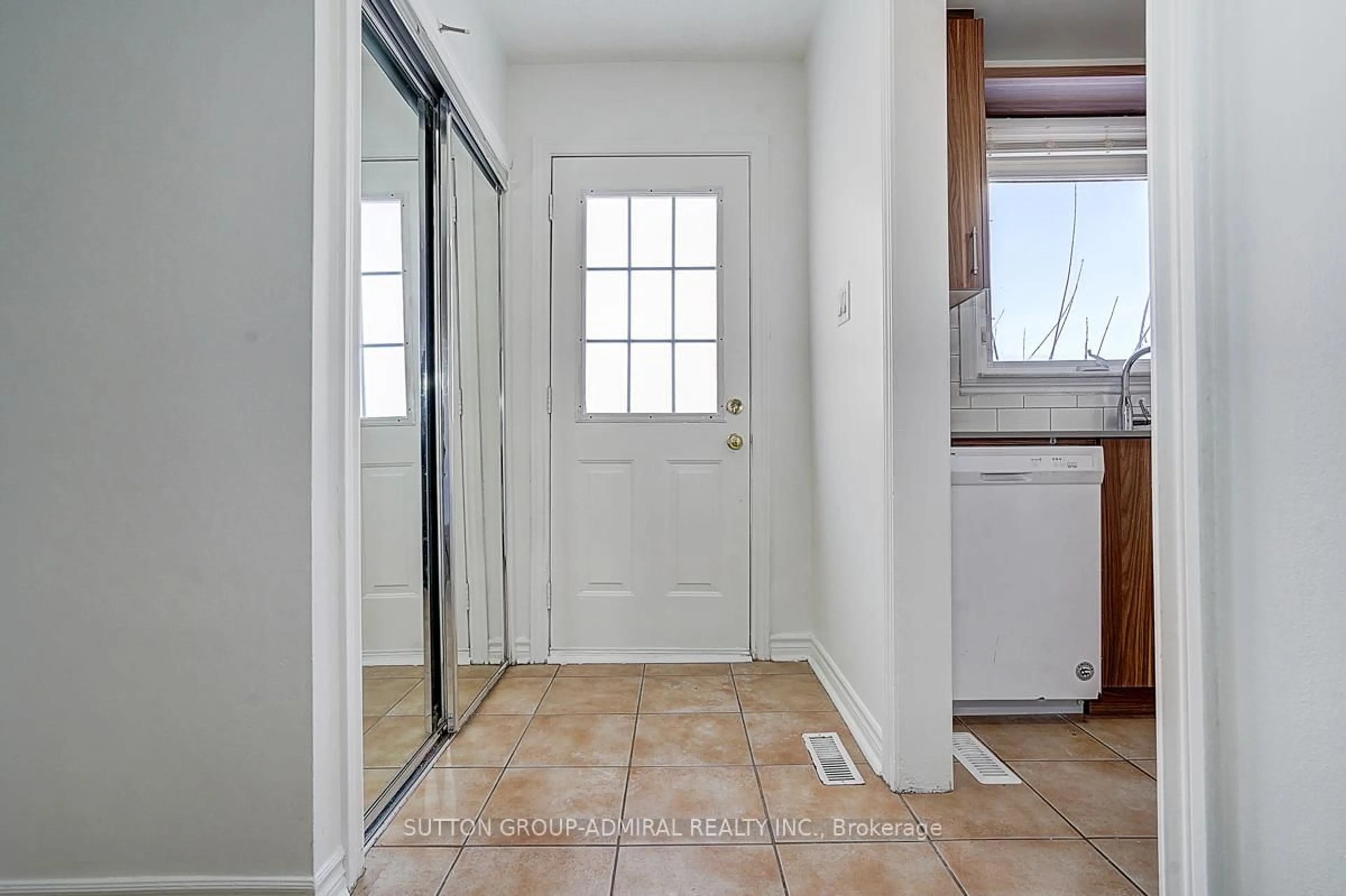 Indoor entryway for 7 Town House Cres, Brampton Ontario L6W 3C3