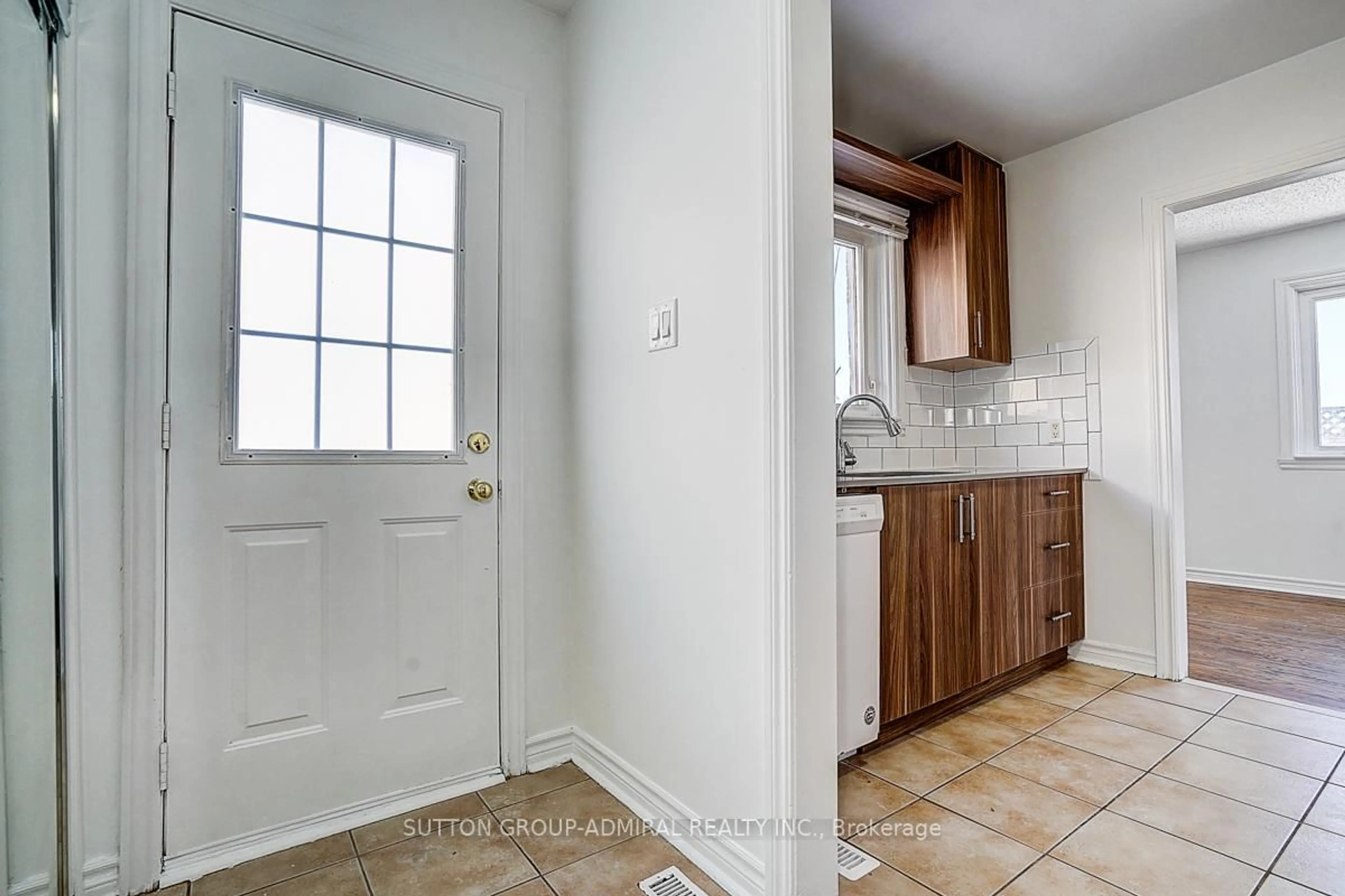 Indoor entryway for 7 Town House Cres, Brampton Ontario L6W 3C3