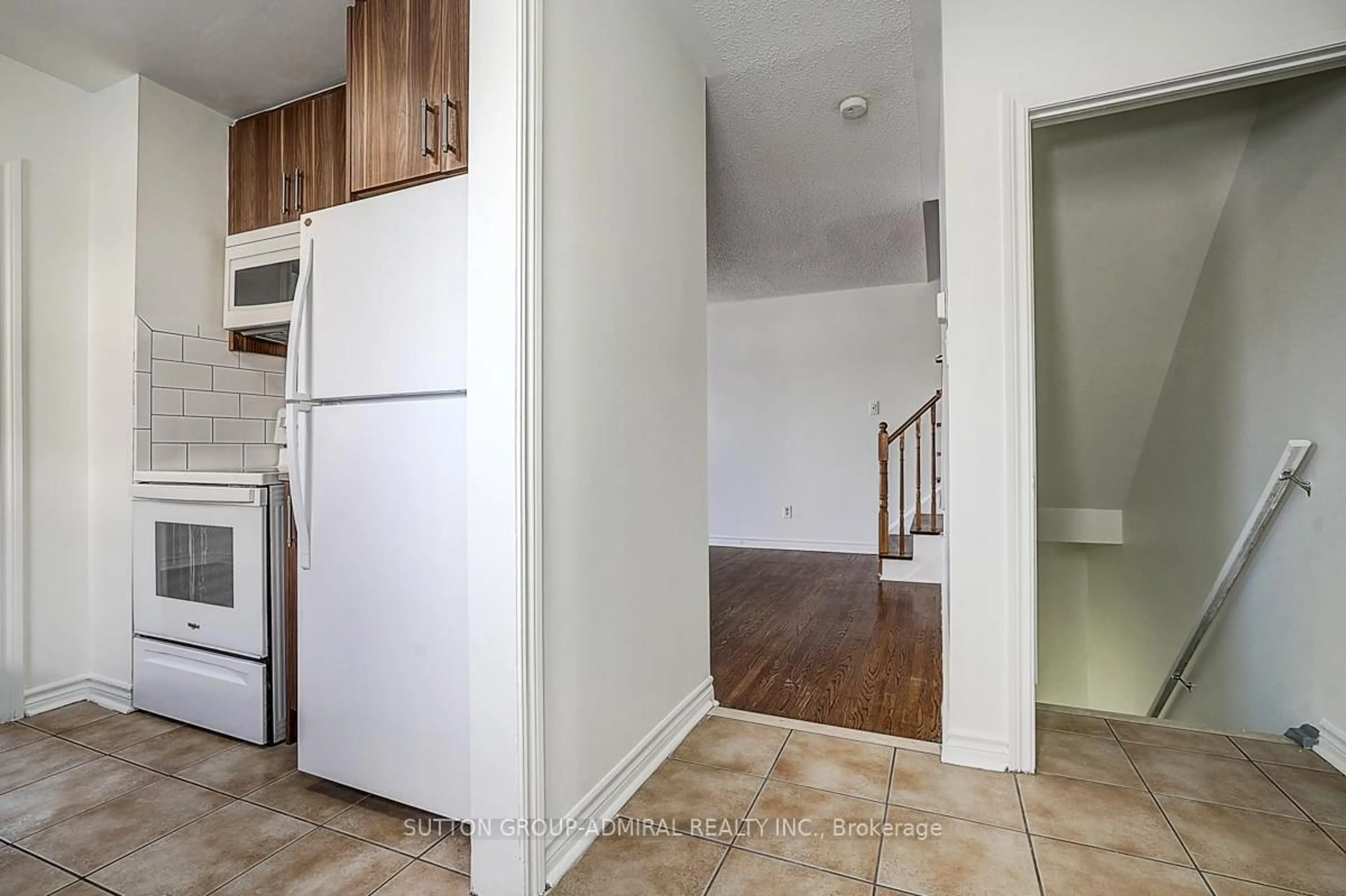 Unknown for 7 Town House Cres, Brampton Ontario L6W 3C3