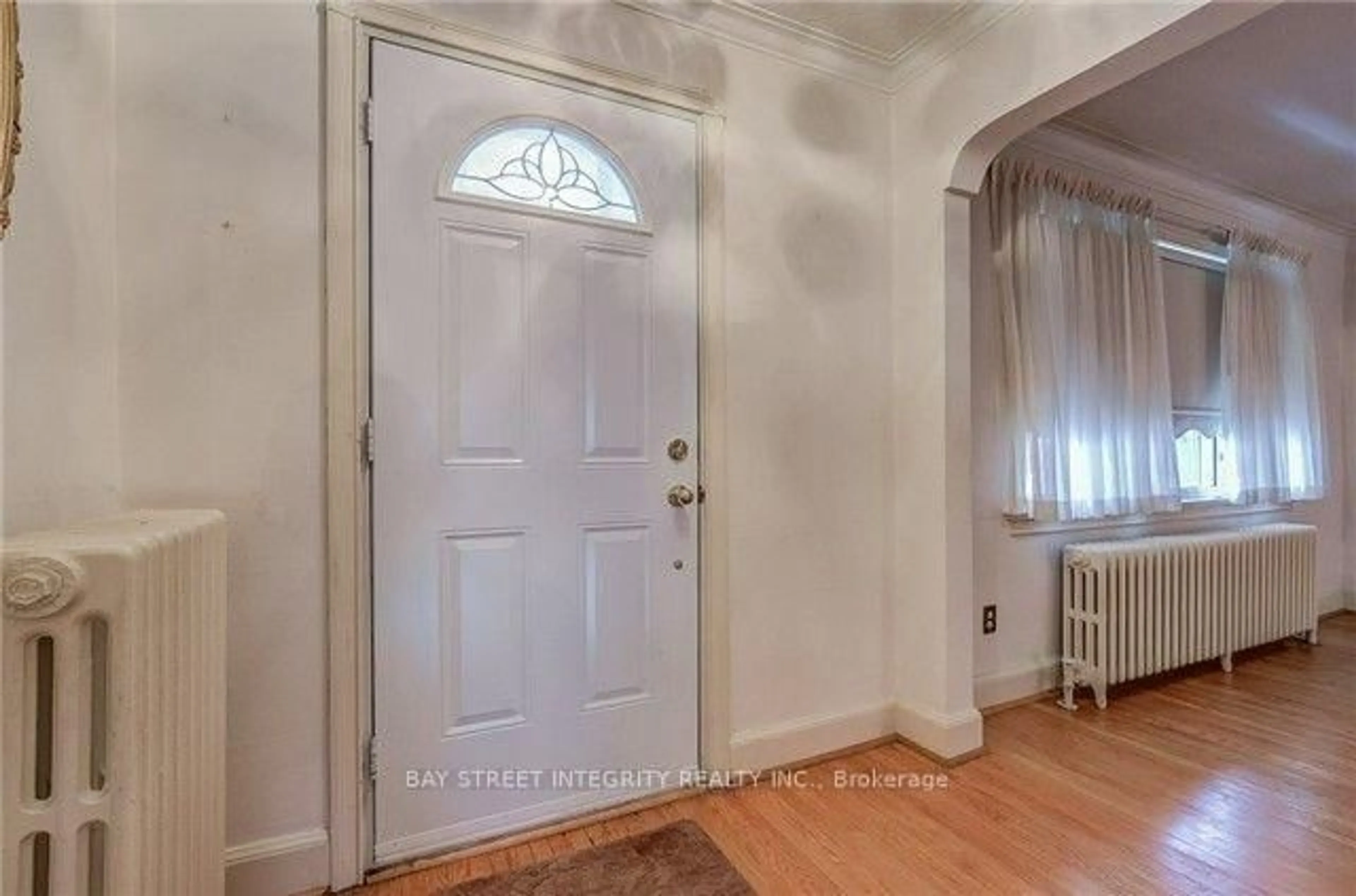 Indoor entryway for 889 Royal York Rd, Toronto Ontario M8Y 2V5