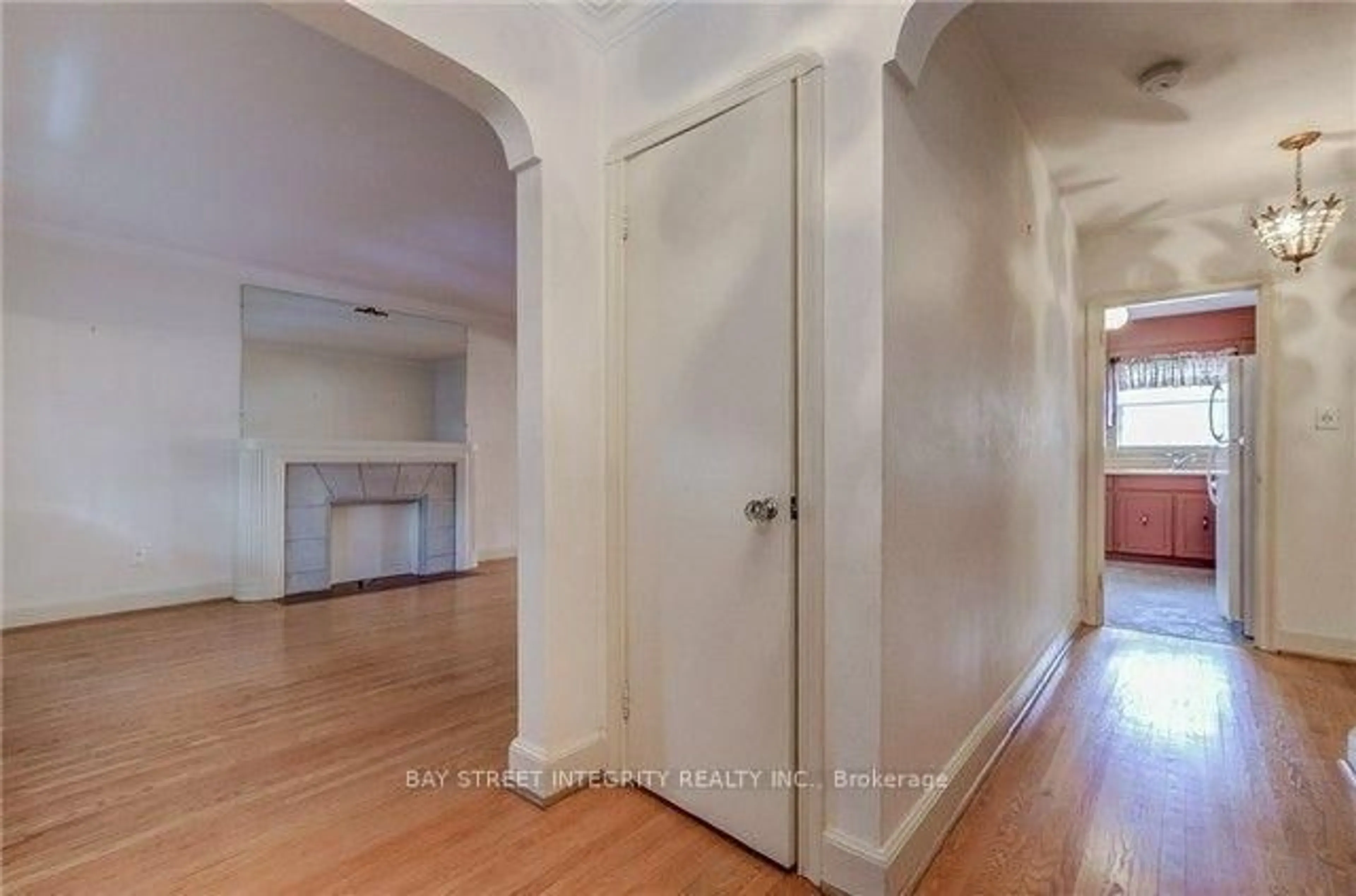 Indoor entryway for 889 Royal York Rd, Toronto Ontario M8Y 2V5