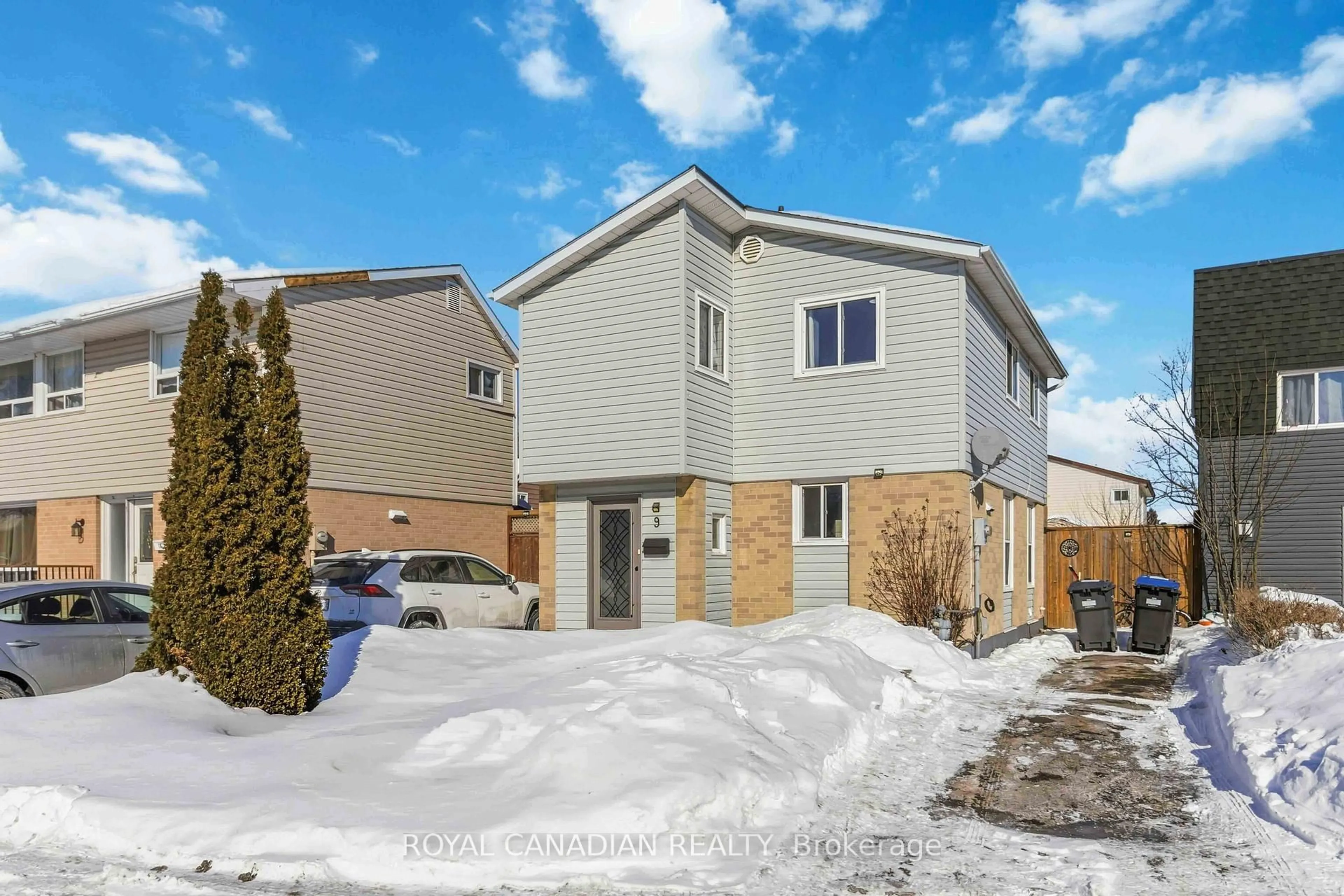 Home with vinyl exterior material, street for 9 Horatio Crt, Brampton Ontario L6S 1X8