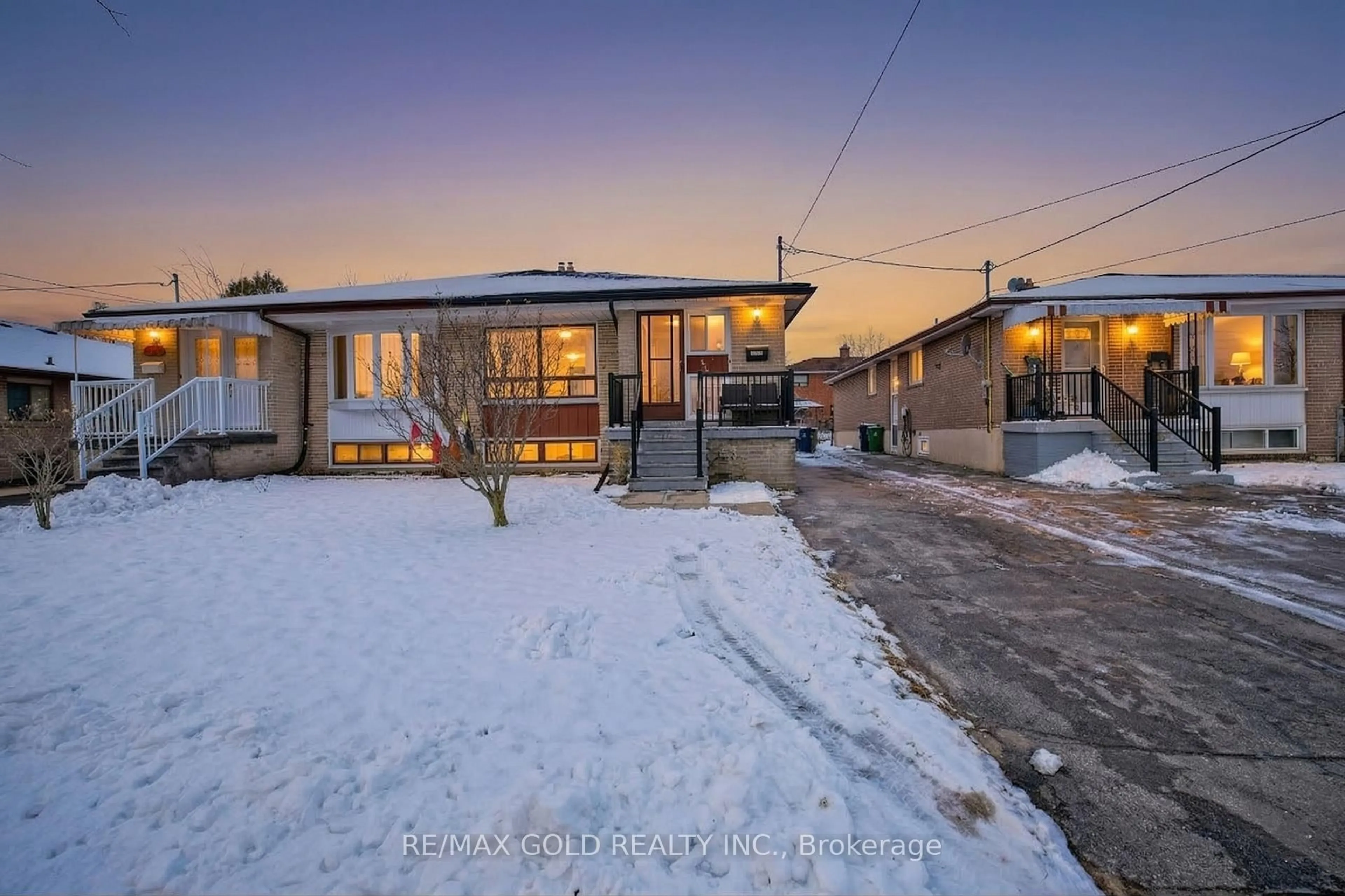 A pic from outside/outdoor area/front of a property/back of a property/a pic from drone, street for 130 Duncanwoods Dr, Toronto Ontario M9L 2E1