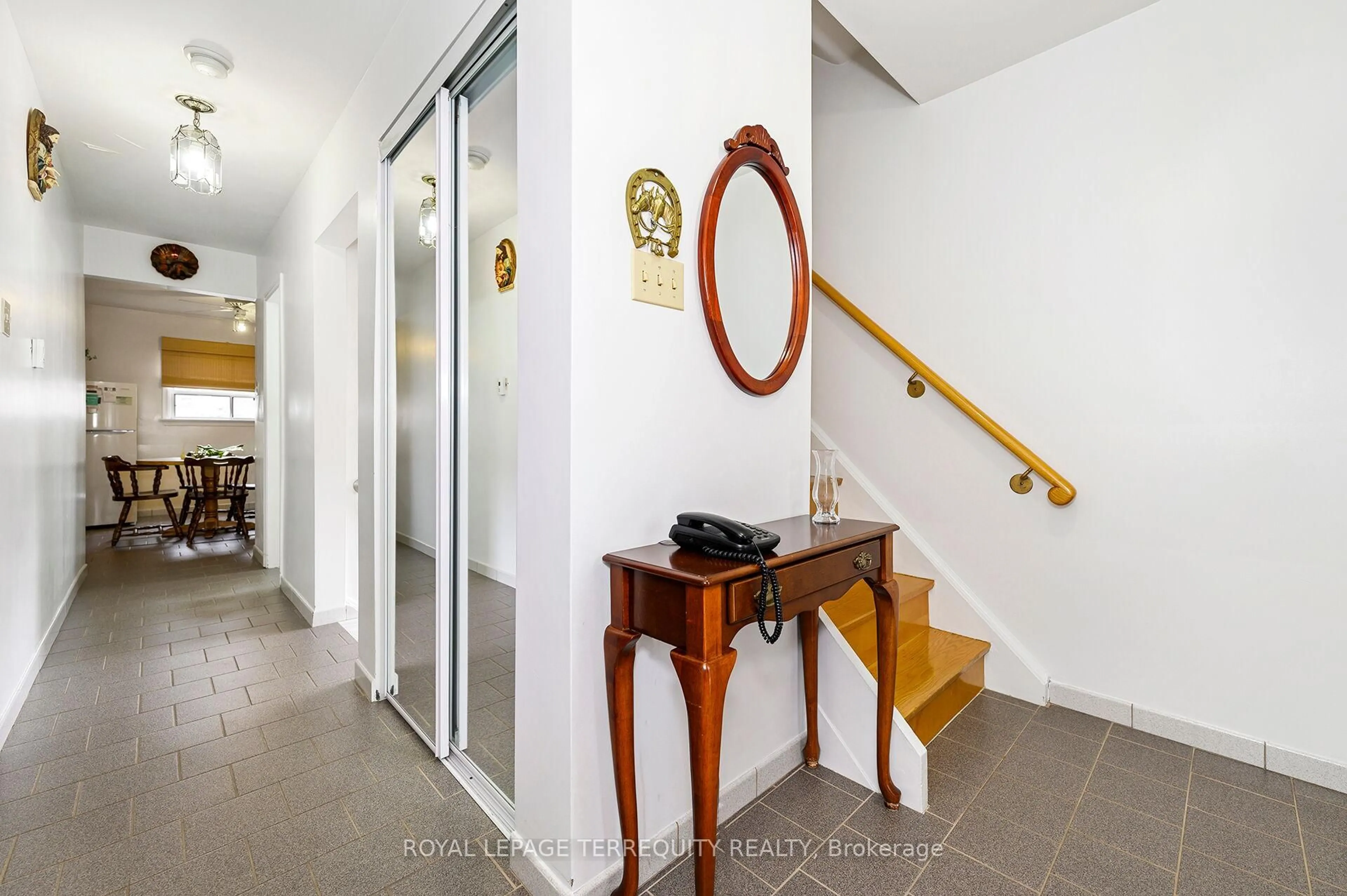 Indoor foyer for 8 Sonnet Crt, Toronto Ontario M6L 1J7