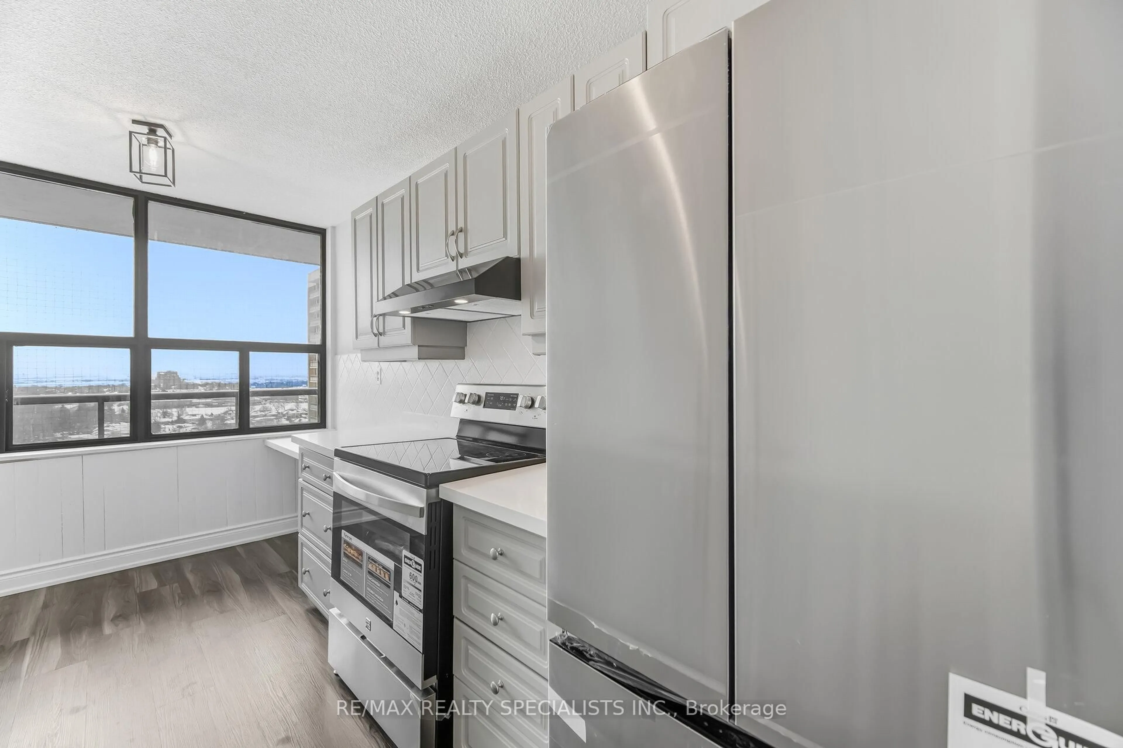 Standard kitchen, unknown for 21 KNIGHTSBRIDGE Rd #1507, Brampton Ontario L6T 3Y1