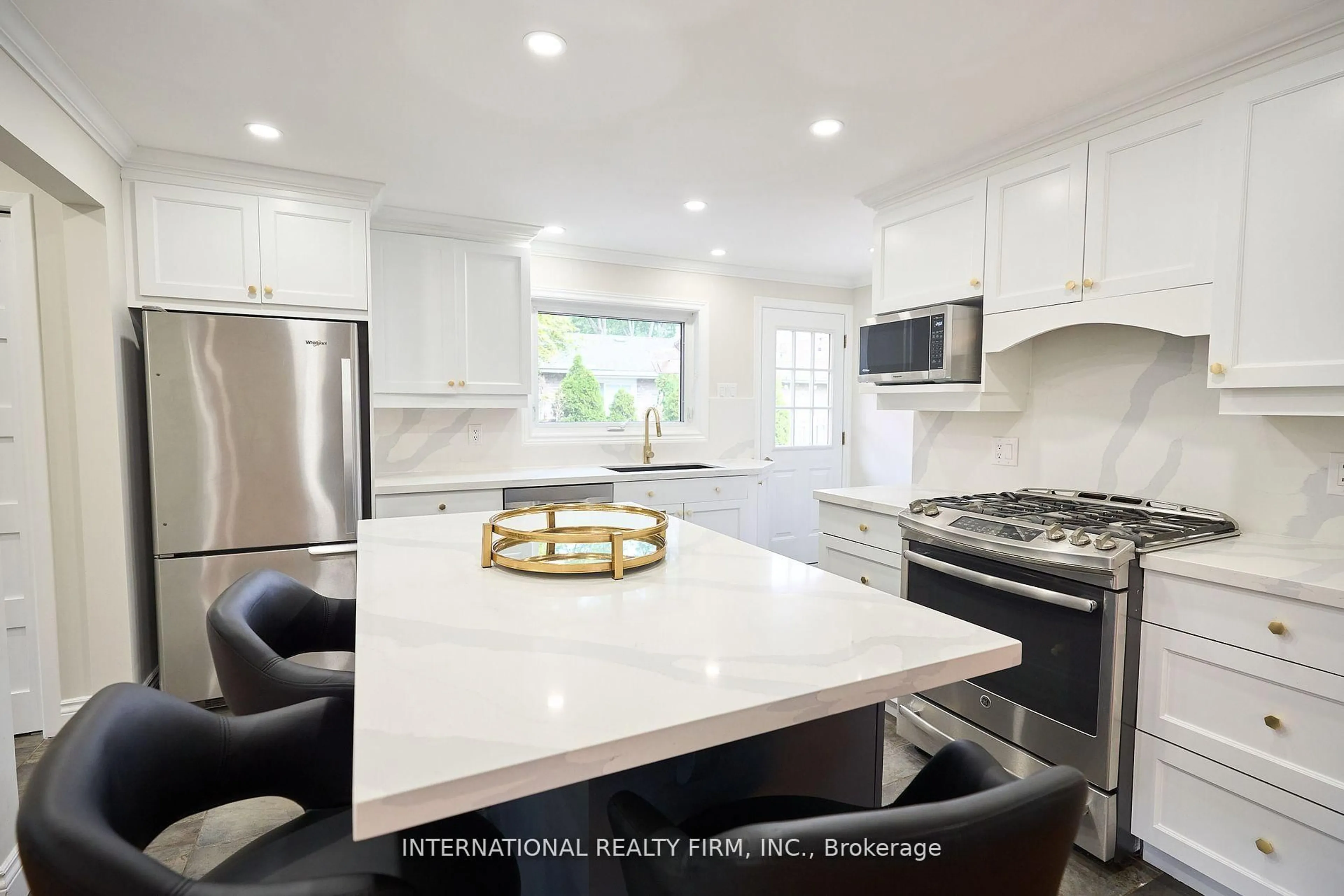 Contemporary kitchen, ceramic/tile floor for 2292 Devon Rd, Oakville Ontario L6J 5R4