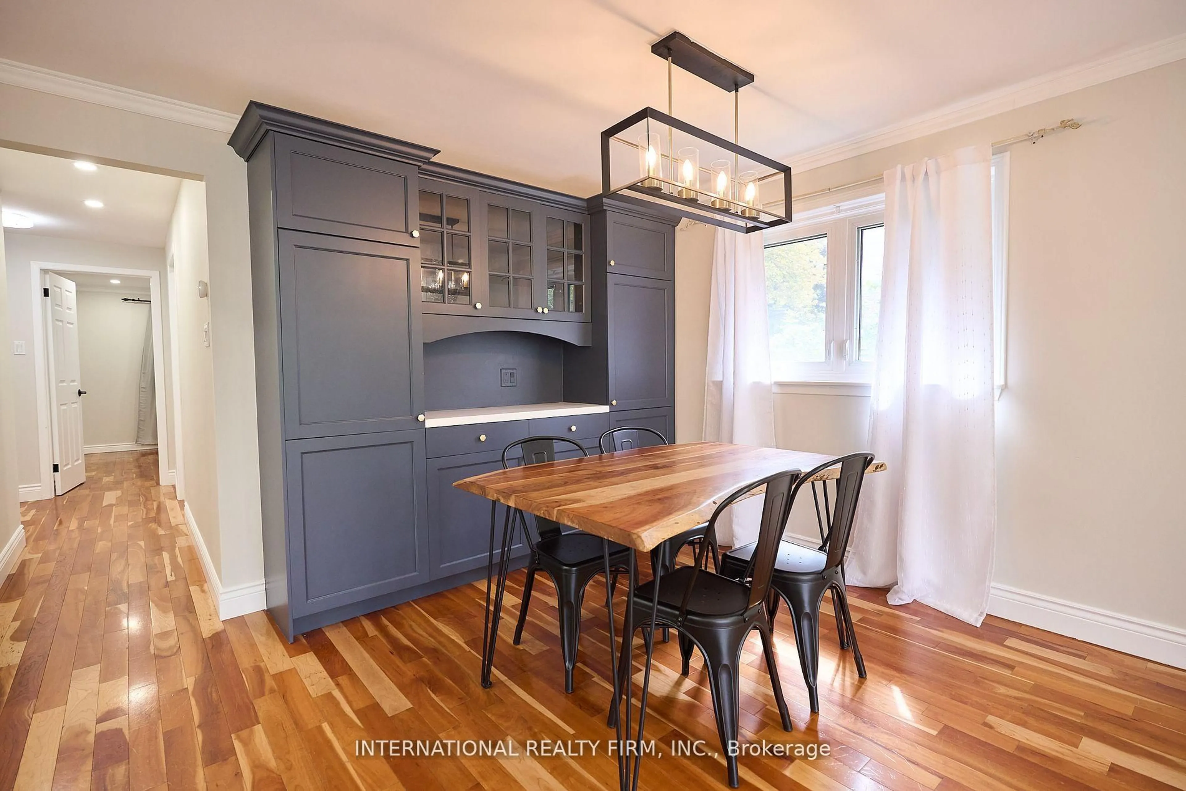 Open concept kitchen, wood/laminate floor for 2292 Devon Rd, Oakville Ontario L6J 5R4