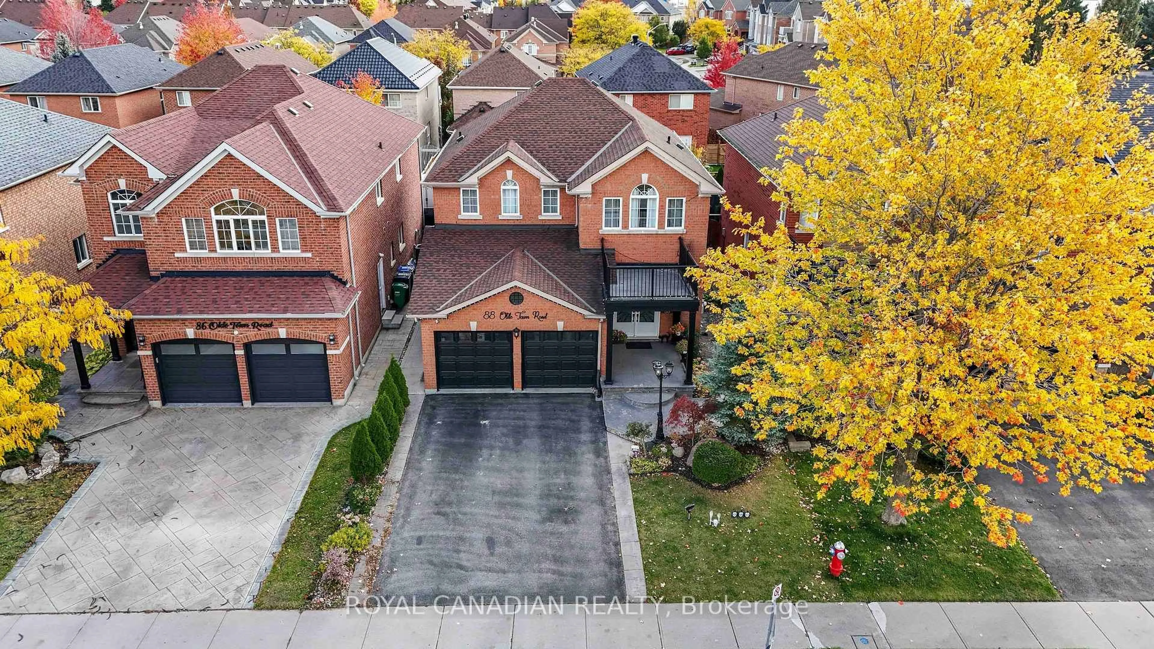A pic from outside/outdoor area/front of a property/back of a property/a pic from drone, street for 88 Olde Town Rd, Brampton Ontario L6X 4X9
