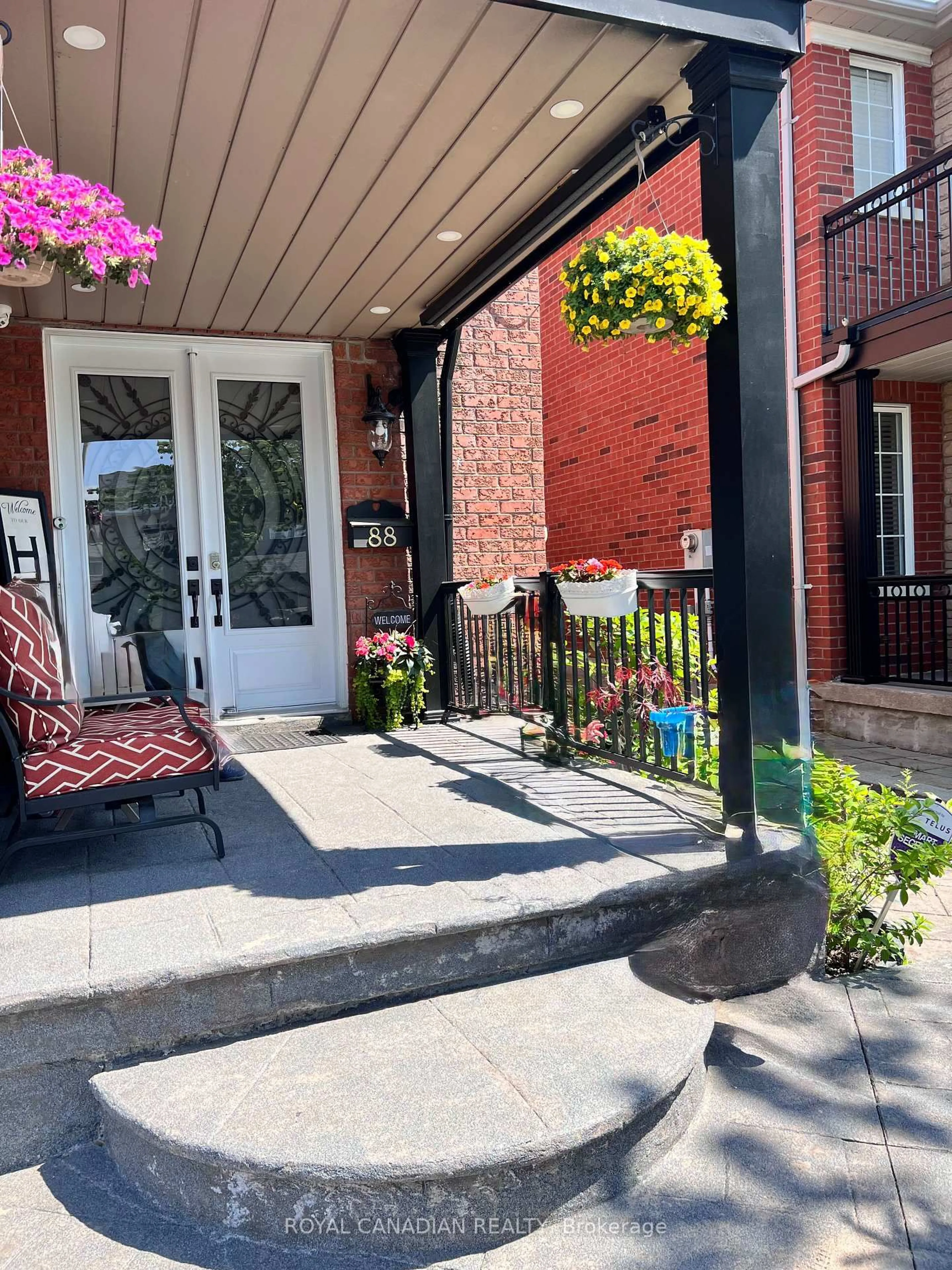 Patio, street for 88 Olde Town Rd, Brampton Ontario L6X 4X9