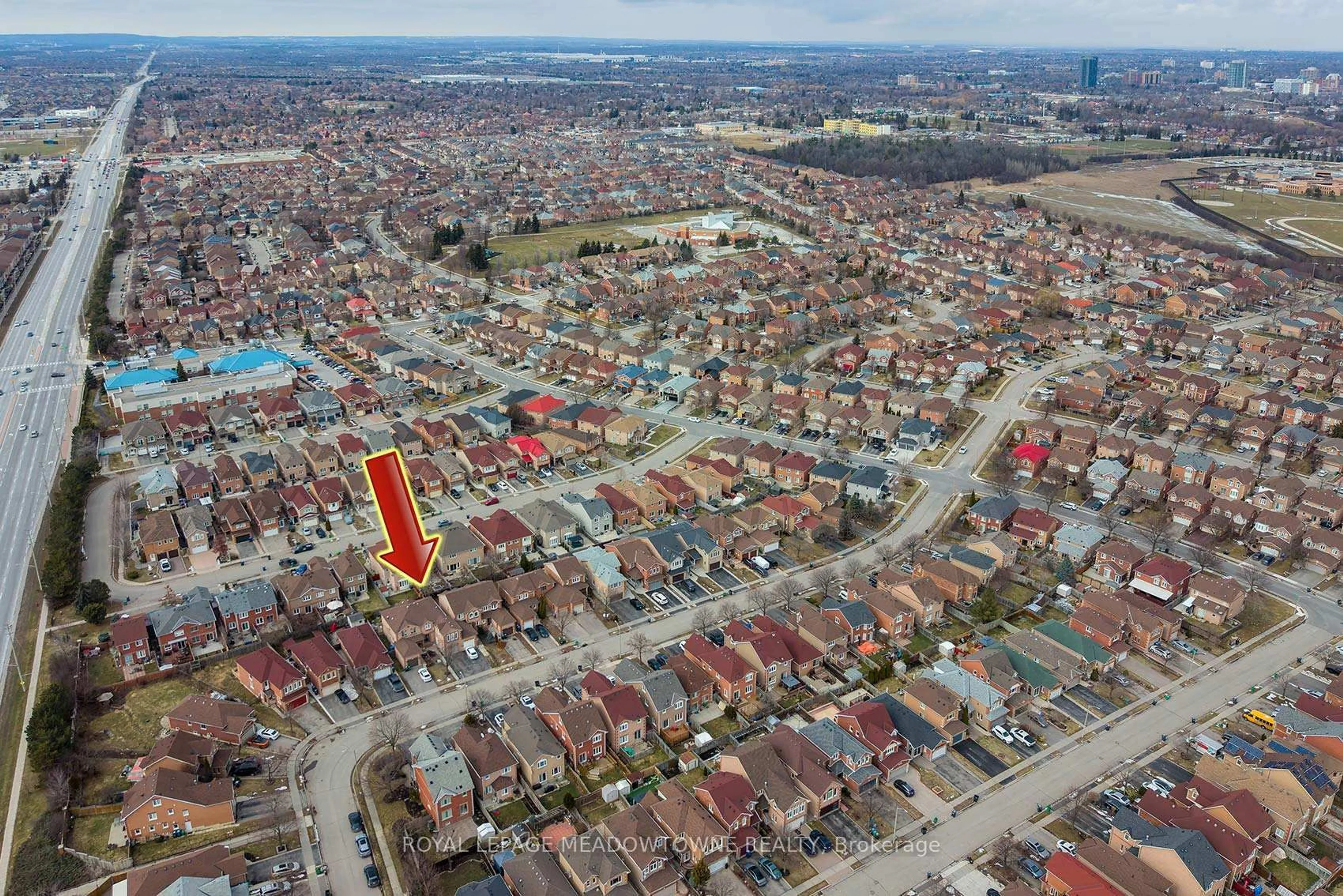 A pic from outside/outdoor area/front of a property/back of a property/a pic from drone, street for 82 Mosley Cres, Brampton Ontario L6Y 5C8
