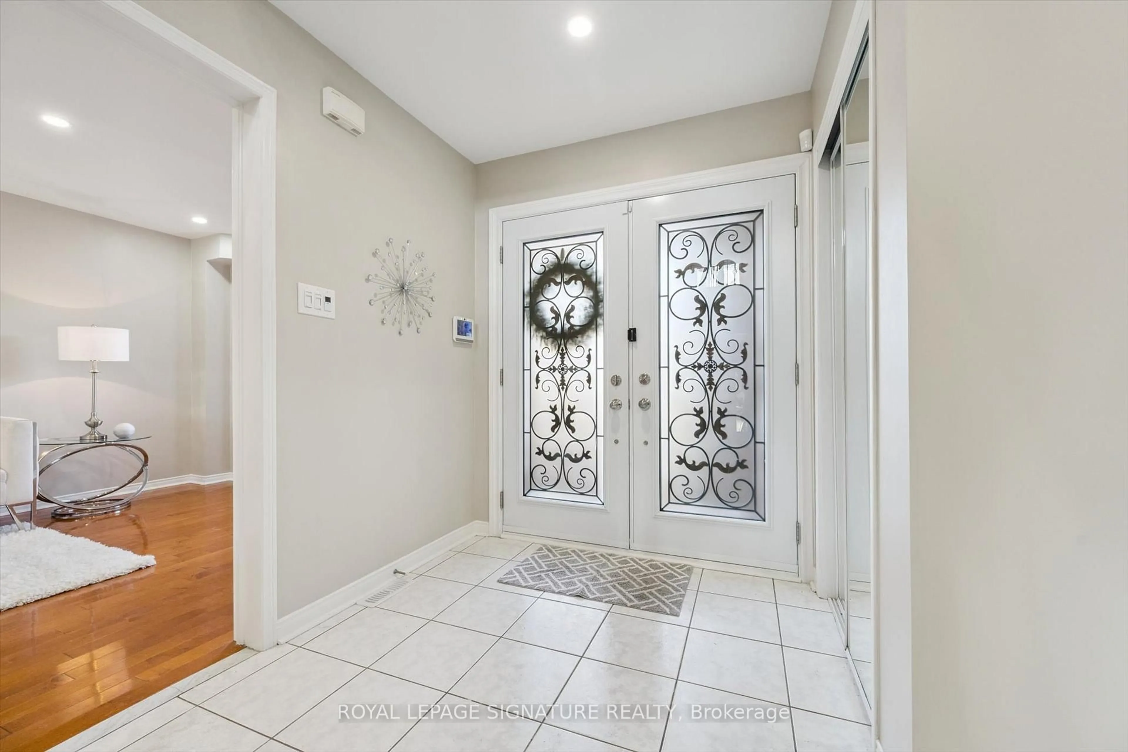 Indoor entryway for 868 Bramble Crt, Mississauga Ontario L5C 4S1