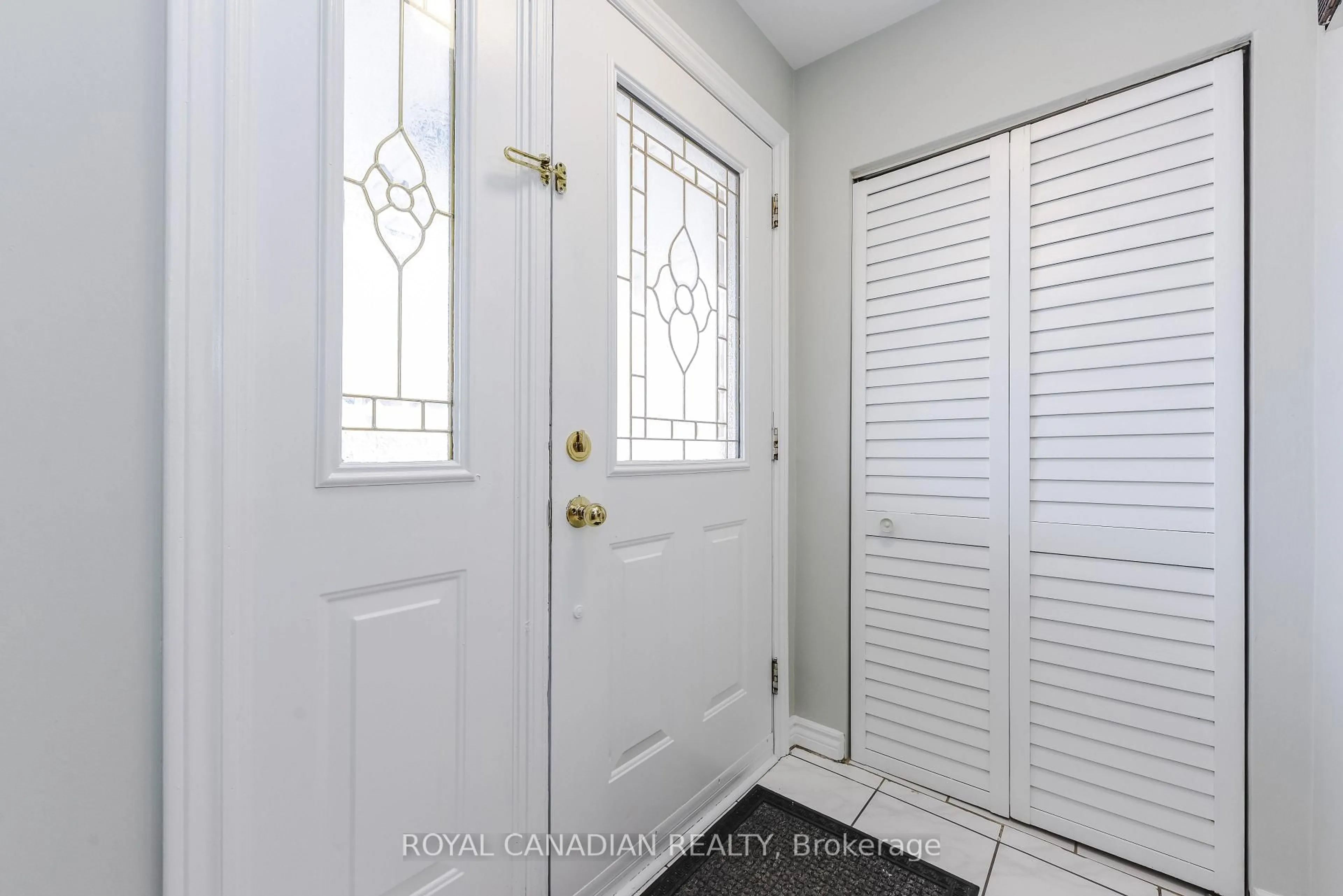 Indoor entryway for 7566 Lockington Cres, Mississauga Ontario L4T 2V5