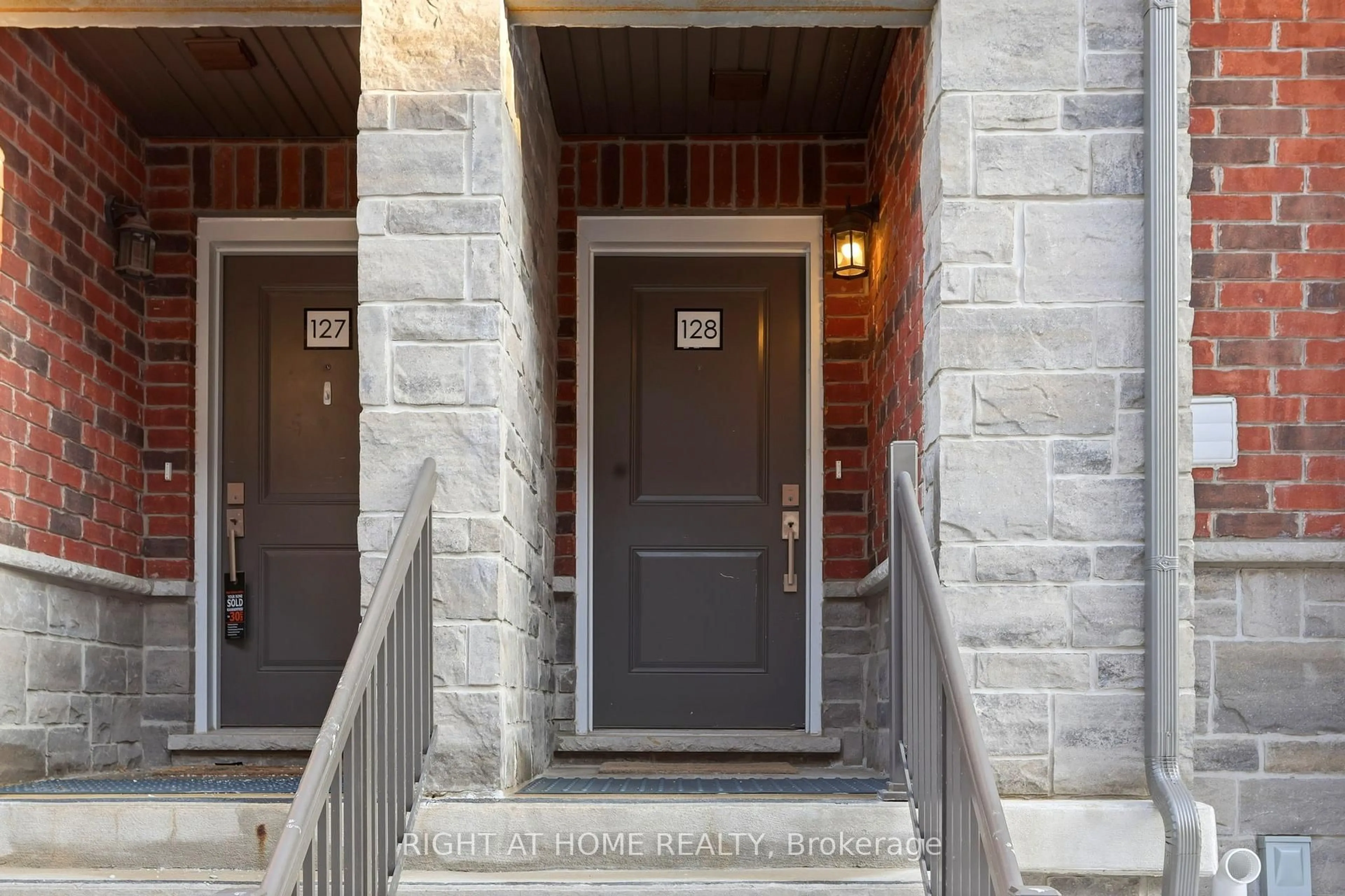 Indoor entryway for 445 Ontario St #128, Milton Ontario L9T 9K4