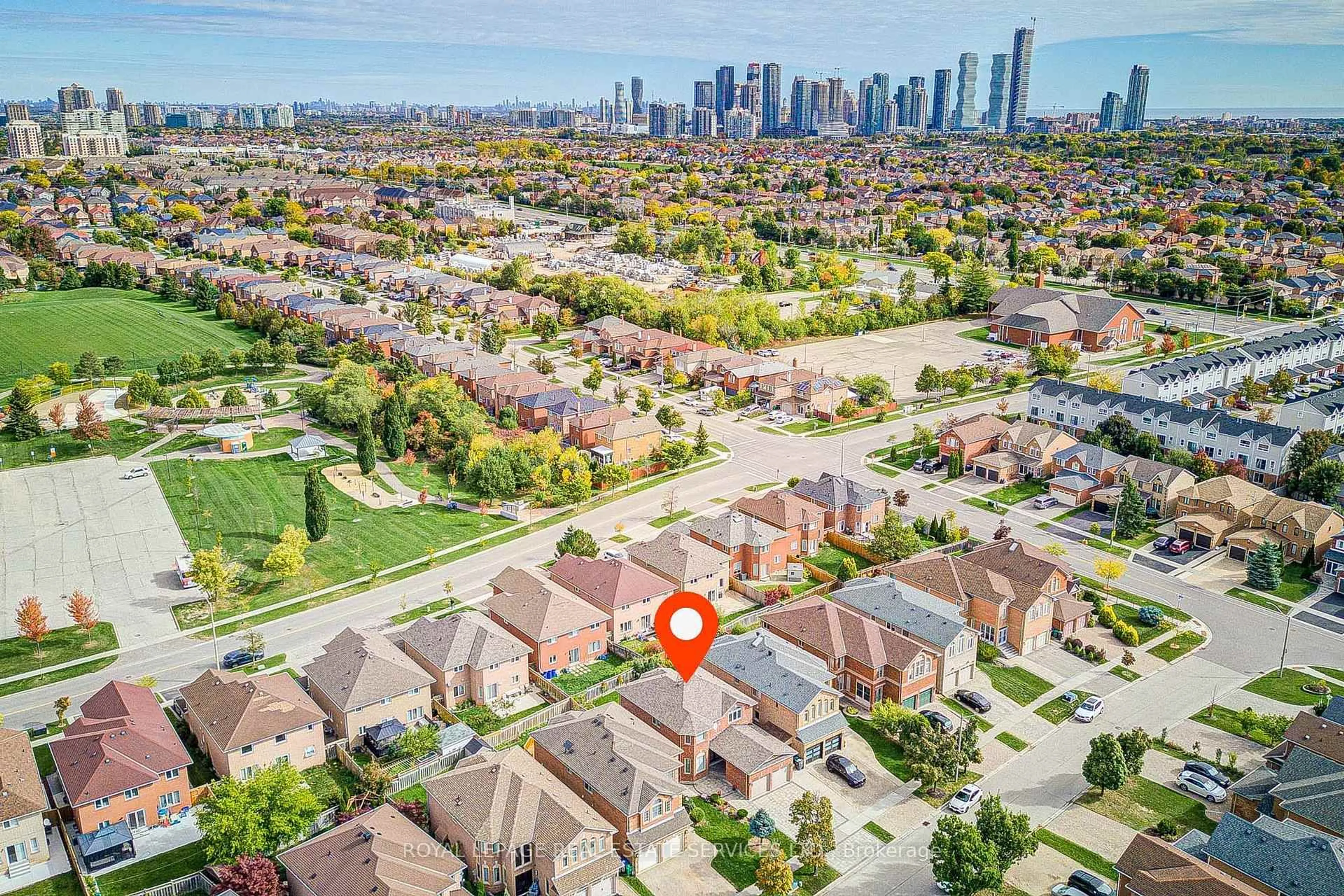 A pic from outside/outdoor area/front of a property/back of a property/a pic from drone, street for 5087 Silverwater Mill Cres, Mississauga Ontario L5V 2B6