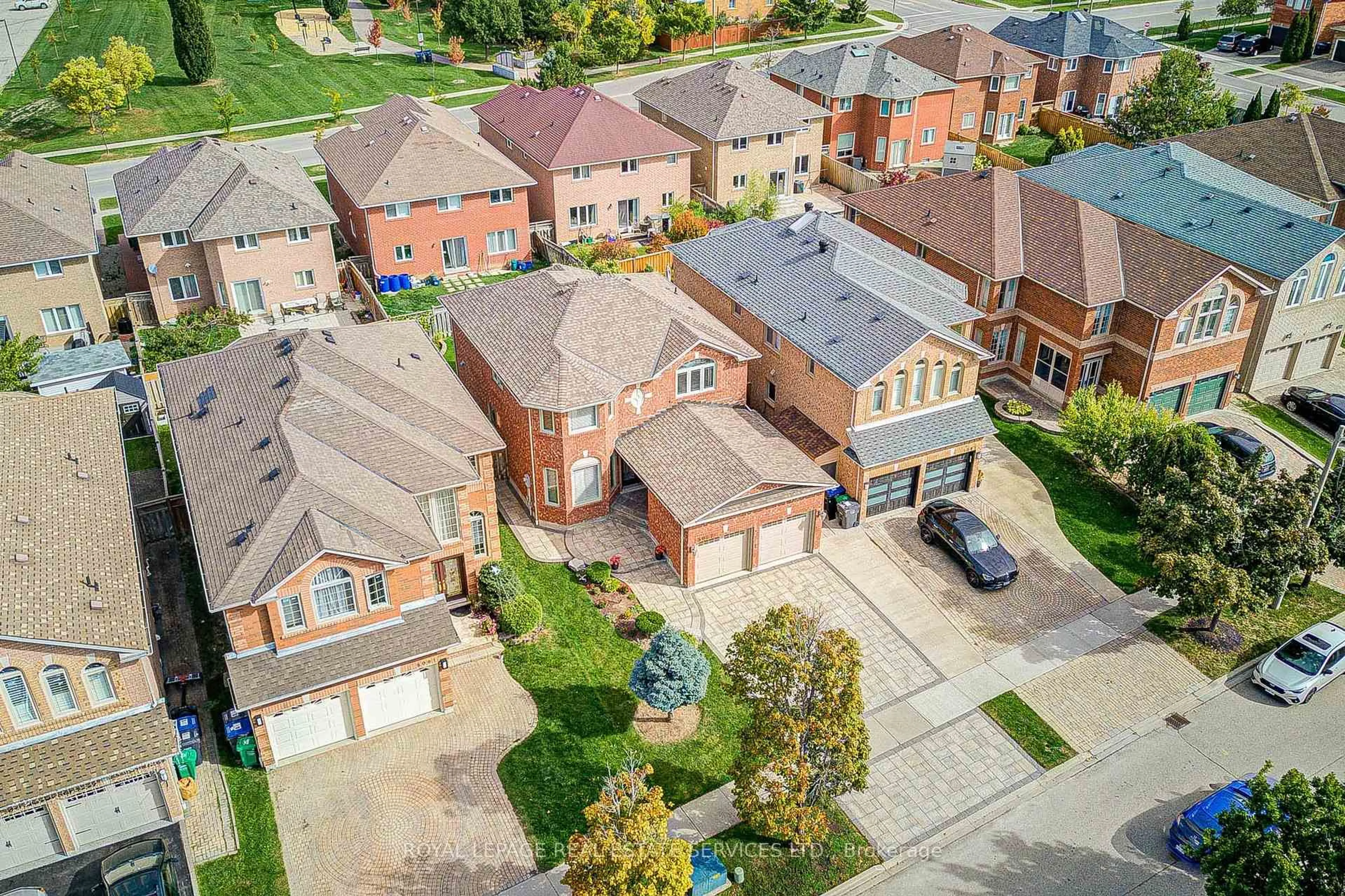 A pic from outside/outdoor area/front of a property/back of a property/a pic from drone, street for 5087 Silverwater Mill Cres, Mississauga Ontario L5V 2B6
