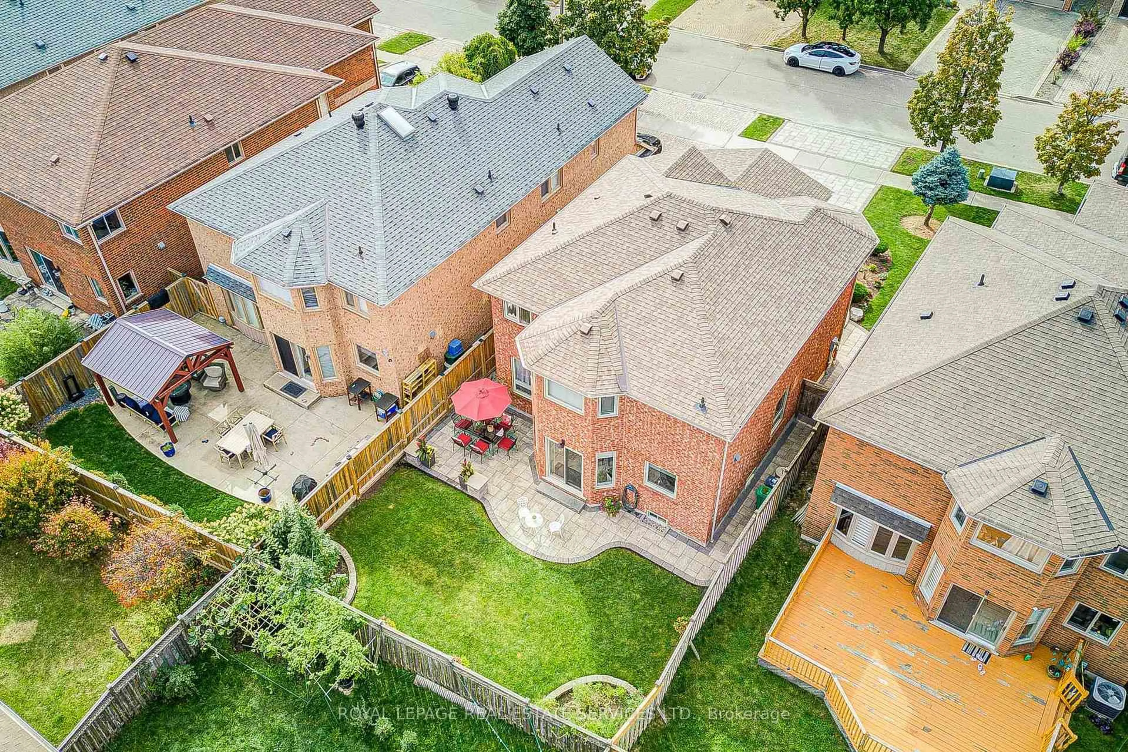 A pic from outside/outdoor area/front of a property/back of a property/a pic from drone, street for 5087 Silverwater Mill Cres, Mississauga Ontario L5V 2B6