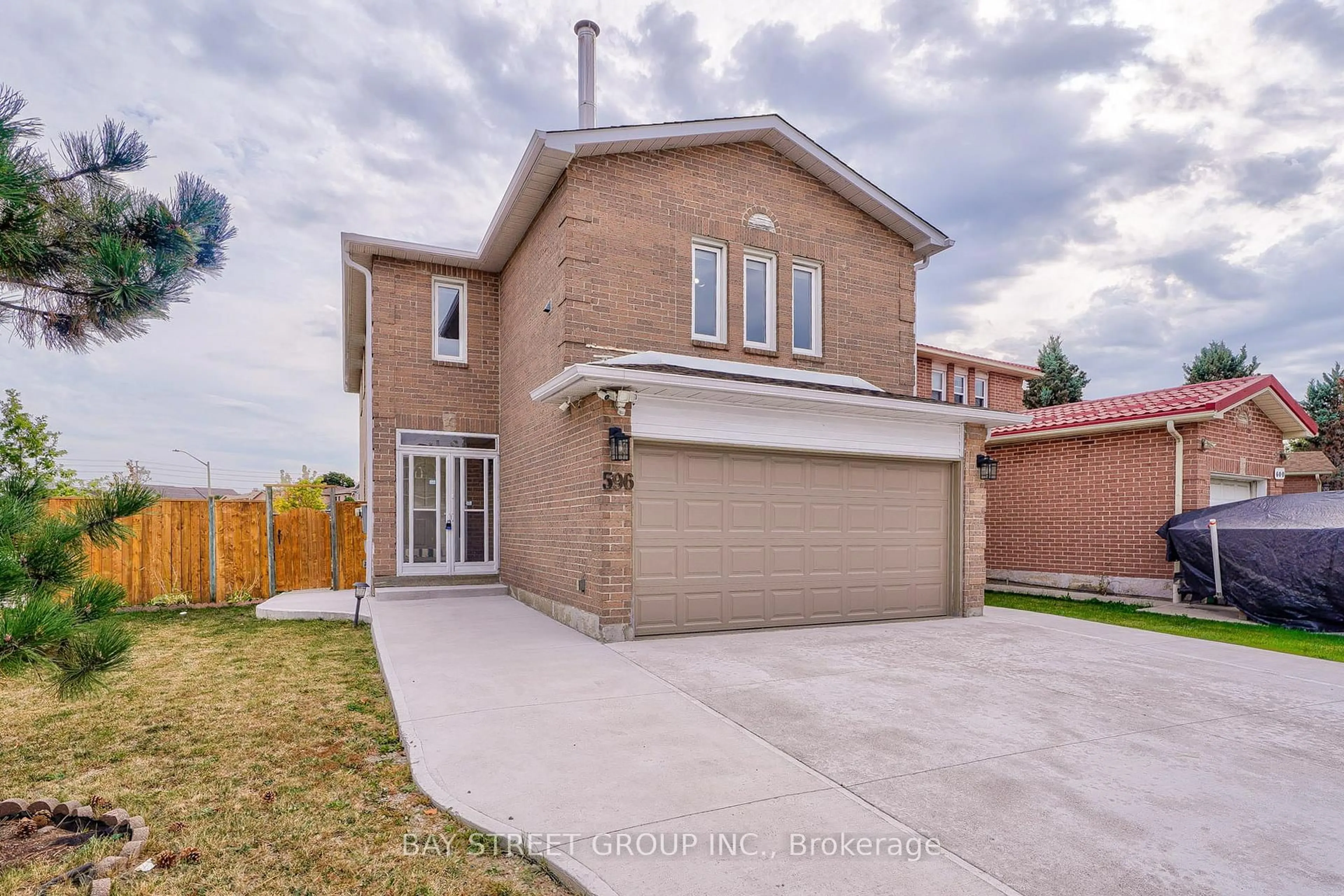 Home with brick exterior material, street for 596 CONSTELLATION Dr, Mississauga Ontario L5R 2X3