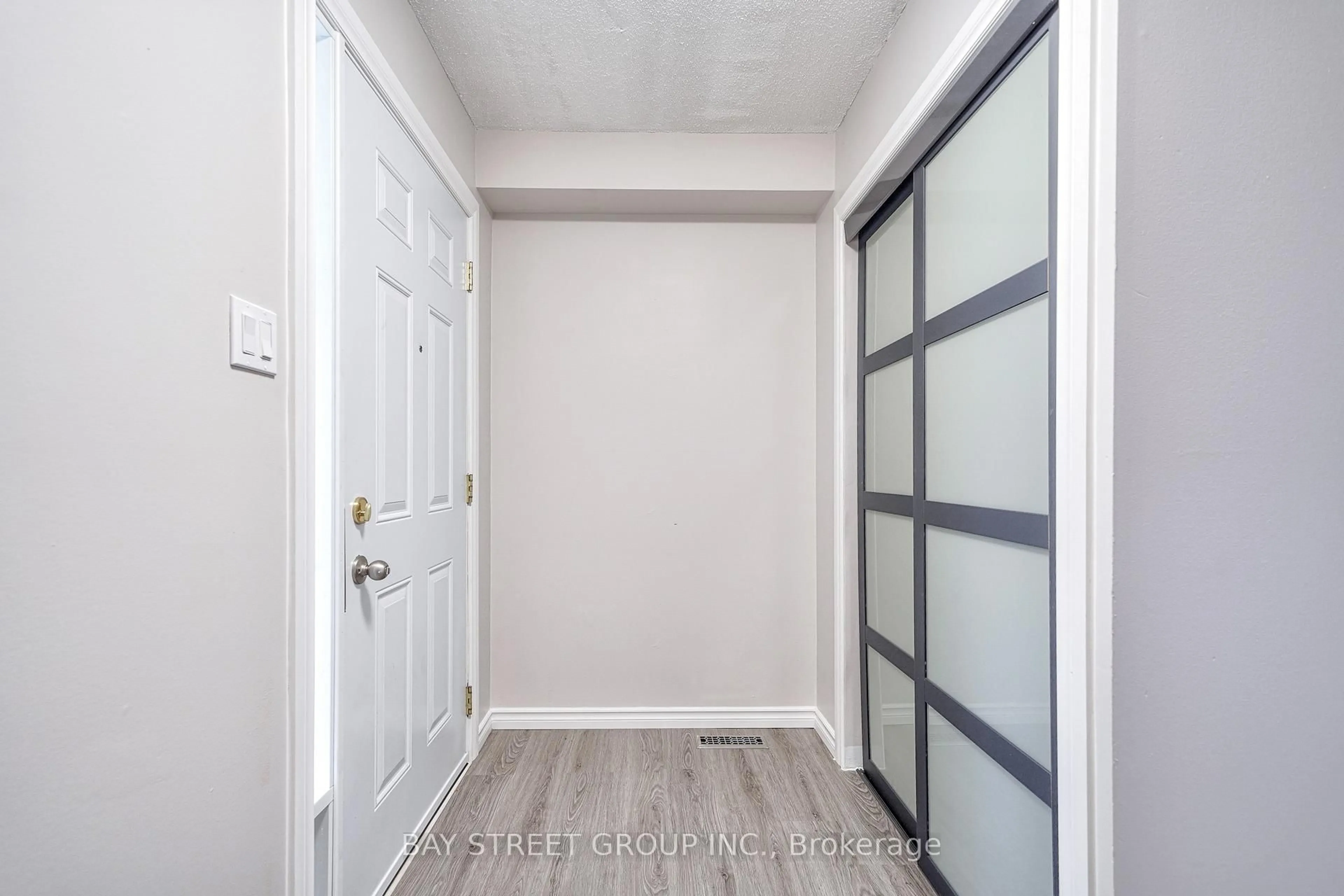 Indoor entryway for 596 CONSTELLATION Dr, Mississauga Ontario L5R 2X3