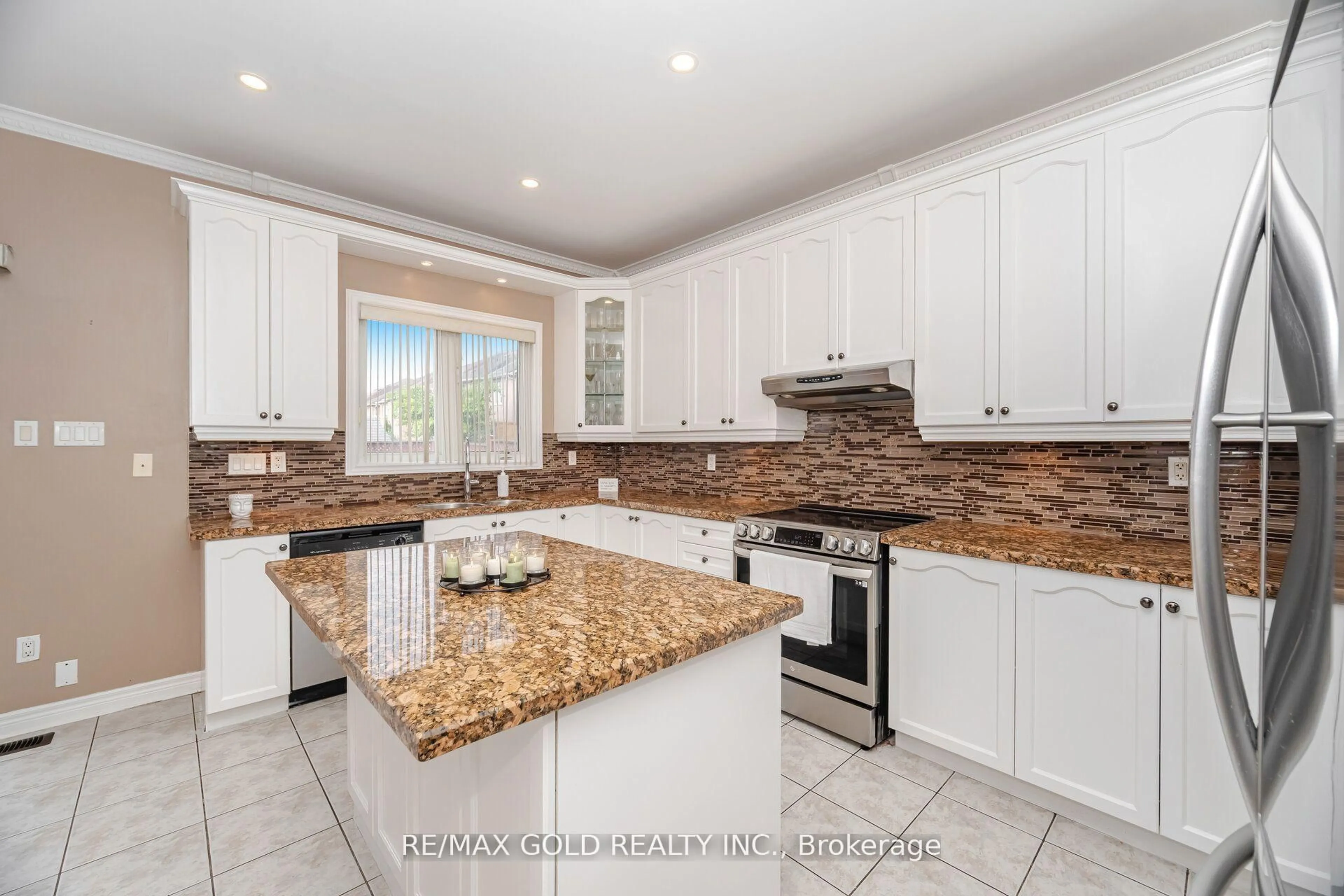Open concept kitchen, ceramic/tile floor for 5 Summershade St, Brampton Ontario L6P 2B9