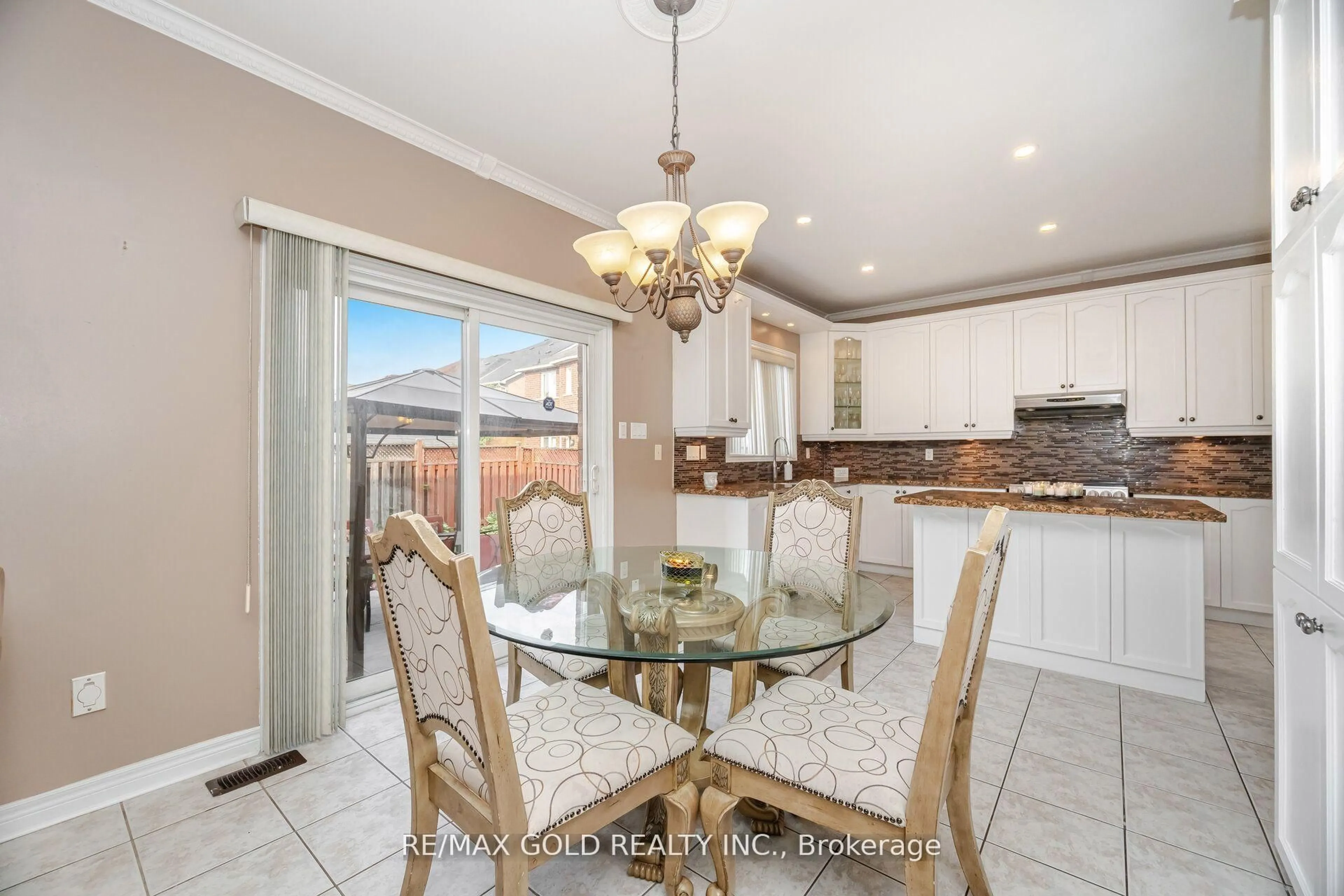 Open concept kitchen, ceramic/tile floor for 5 Summershade St, Brampton Ontario L6P 2B9