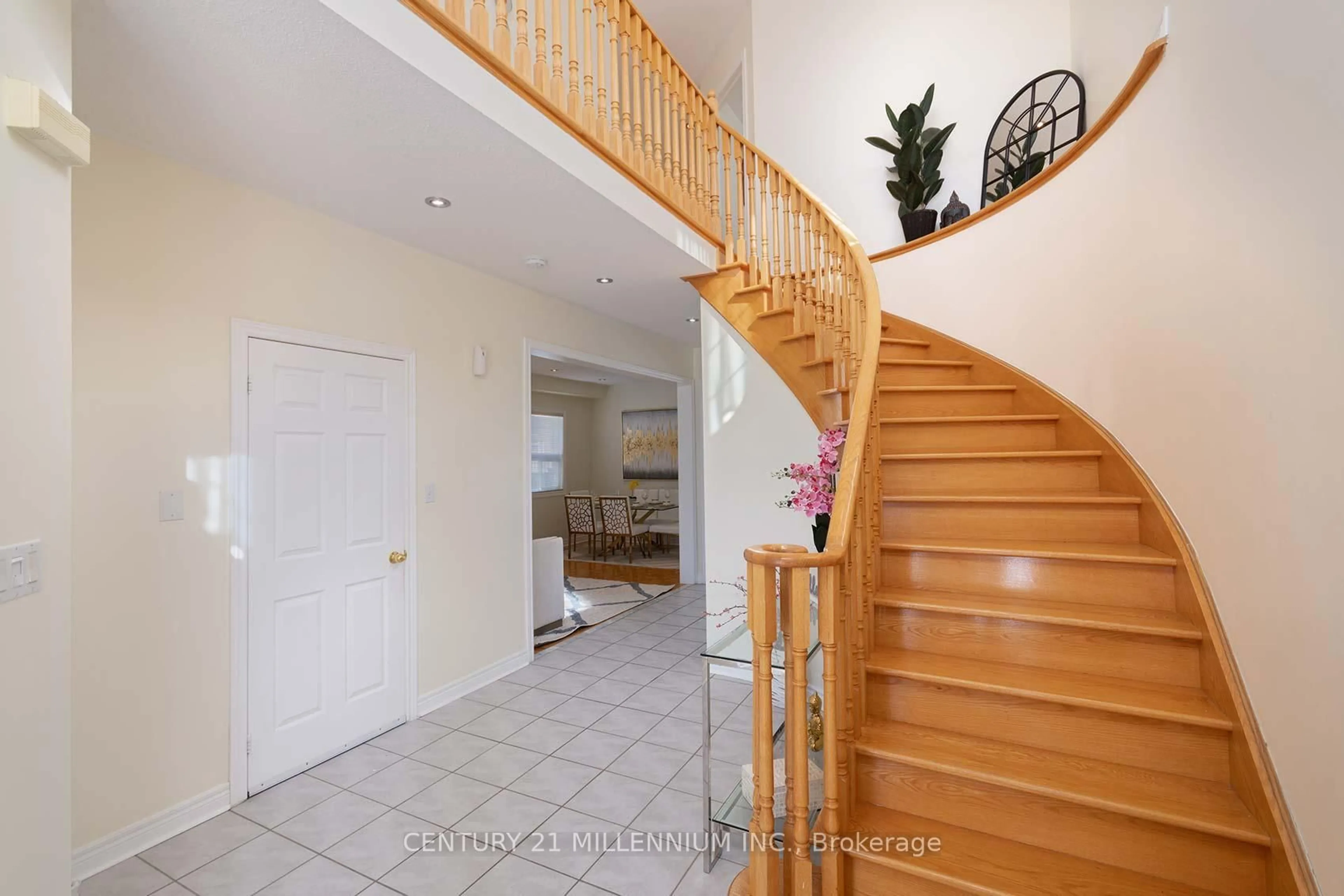 Indoor foyer for 5869 Yachtsman Cross, Mississauga Ontario L5M 6P1