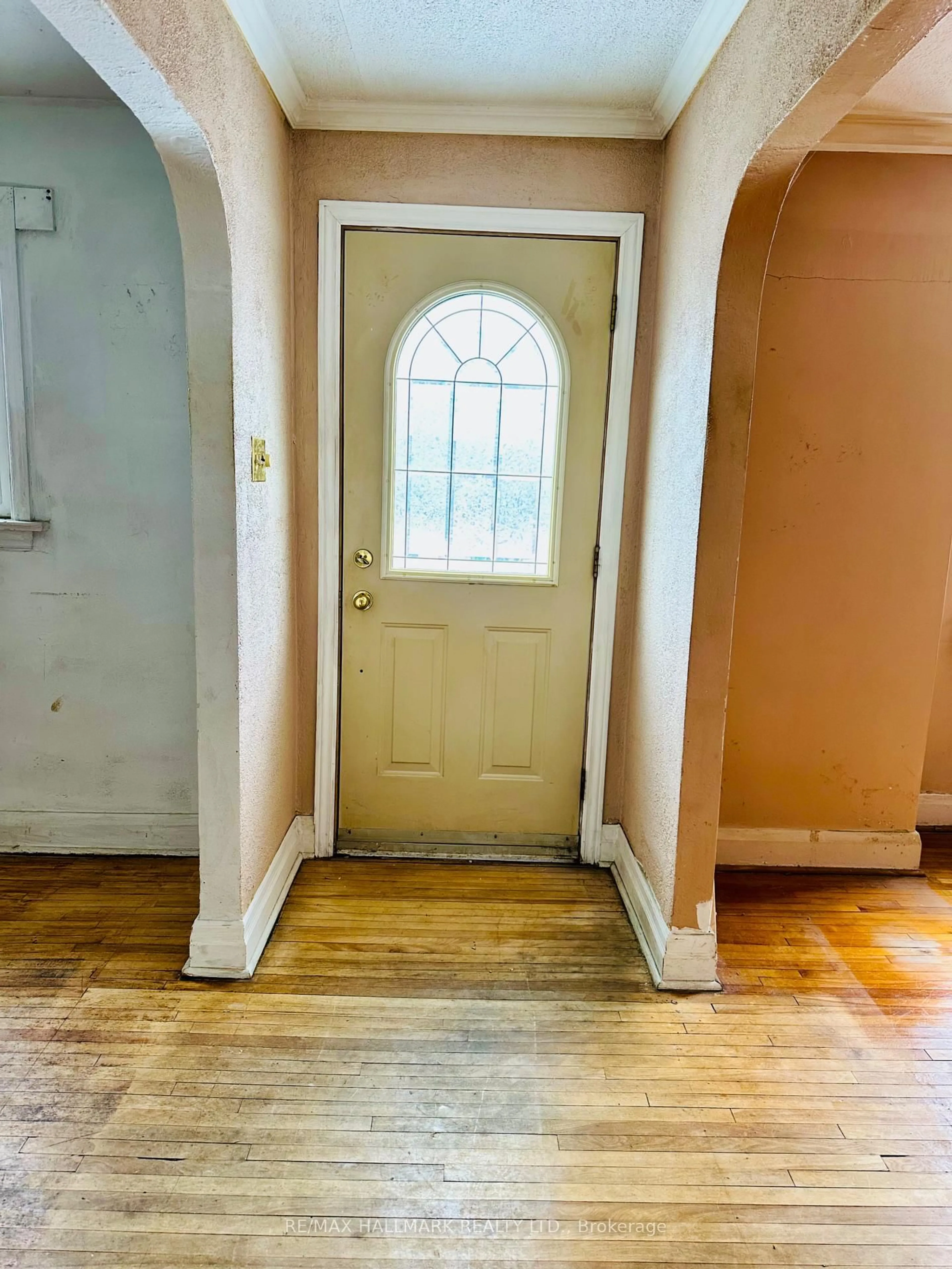 Indoor entryway for 27 Royal York Rd, Toronto Ontario M8V 2T3