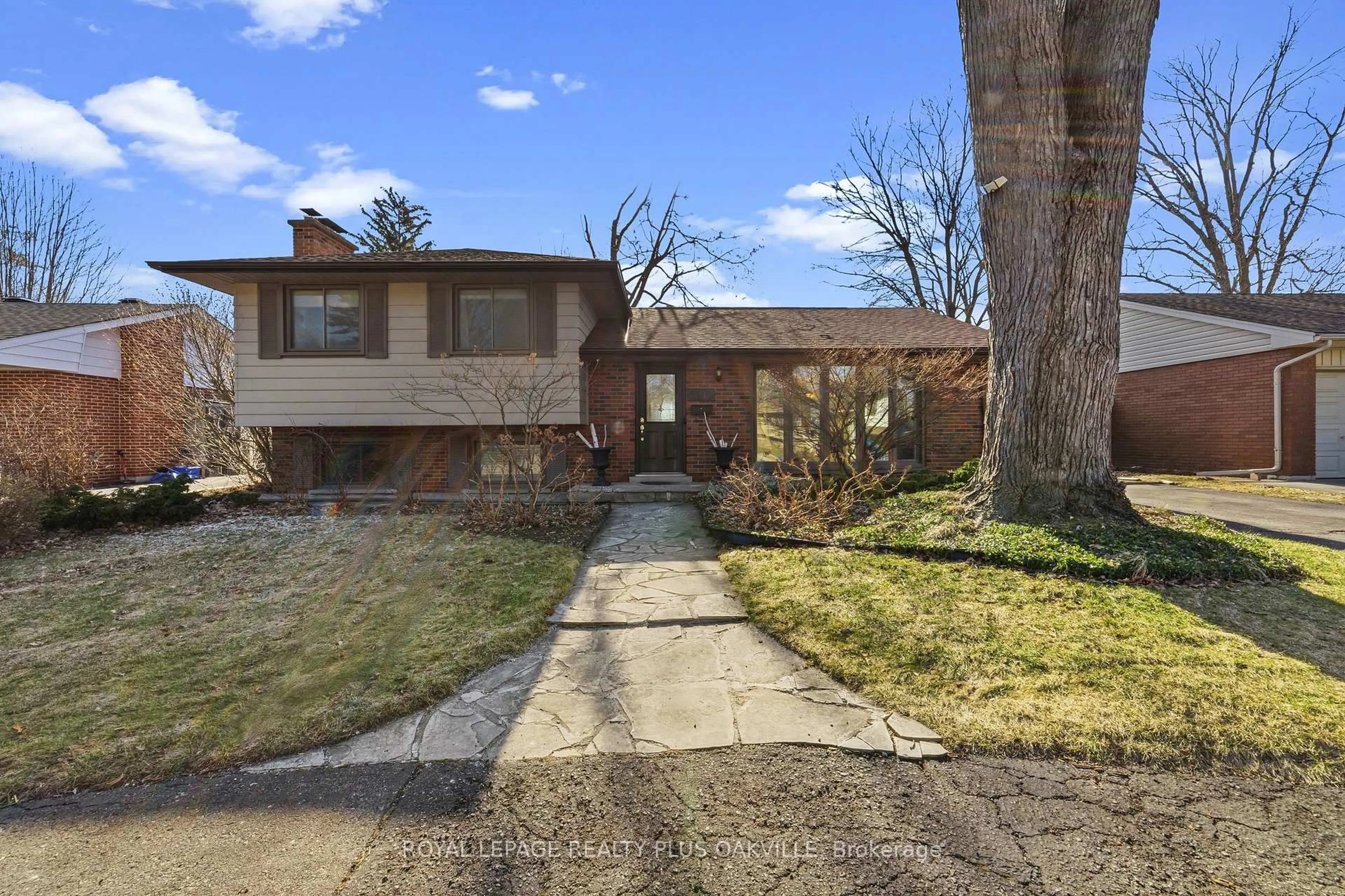 Home with brick exterior material, street for 5210 Meadowhill Rd, Burlington Ontario L7L 3L1