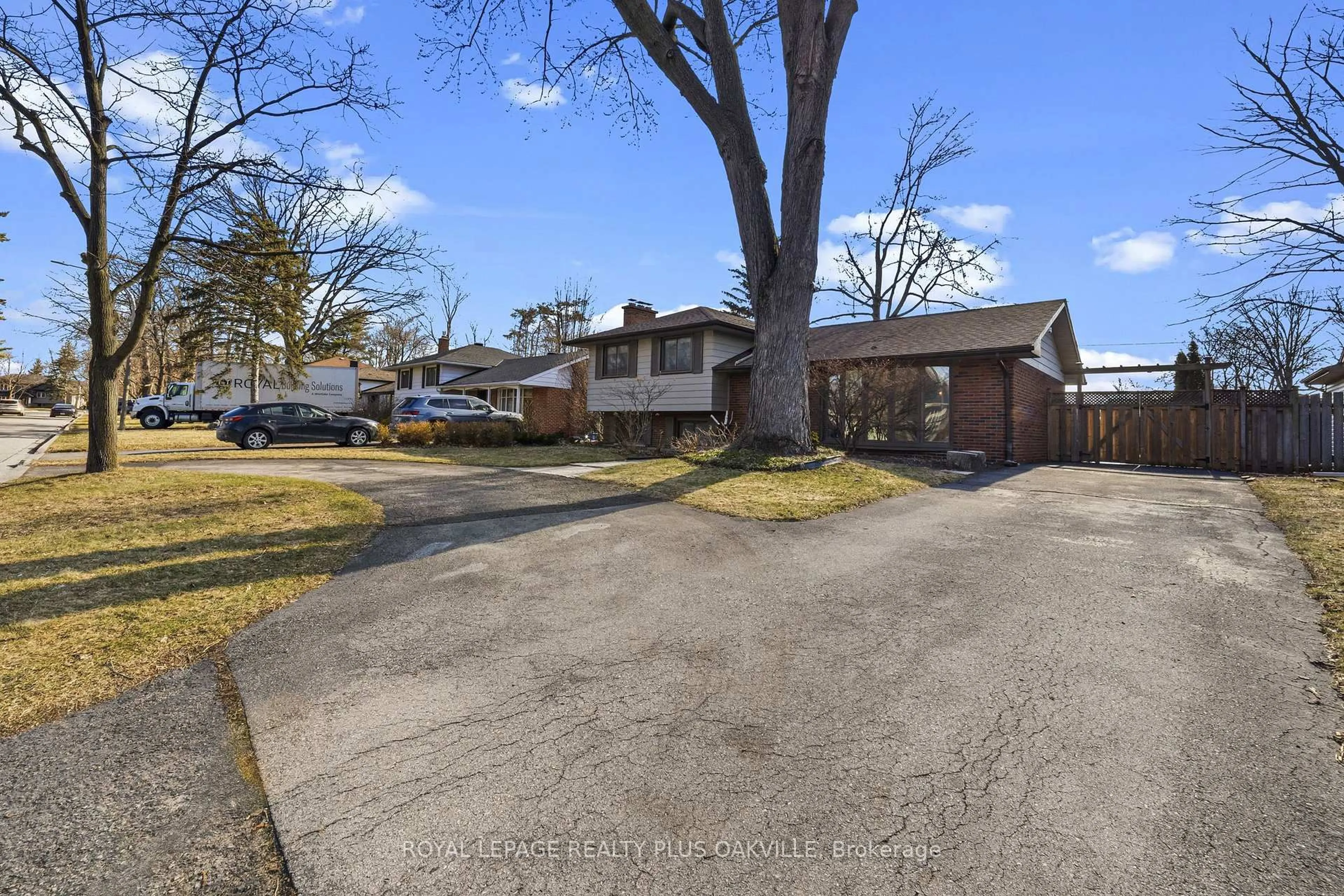 A pic from outside/outdoor area/front of a property/back of a property/a pic from drone, street for 5210 Meadowhill Rd, Burlington Ontario L7L 3L1
