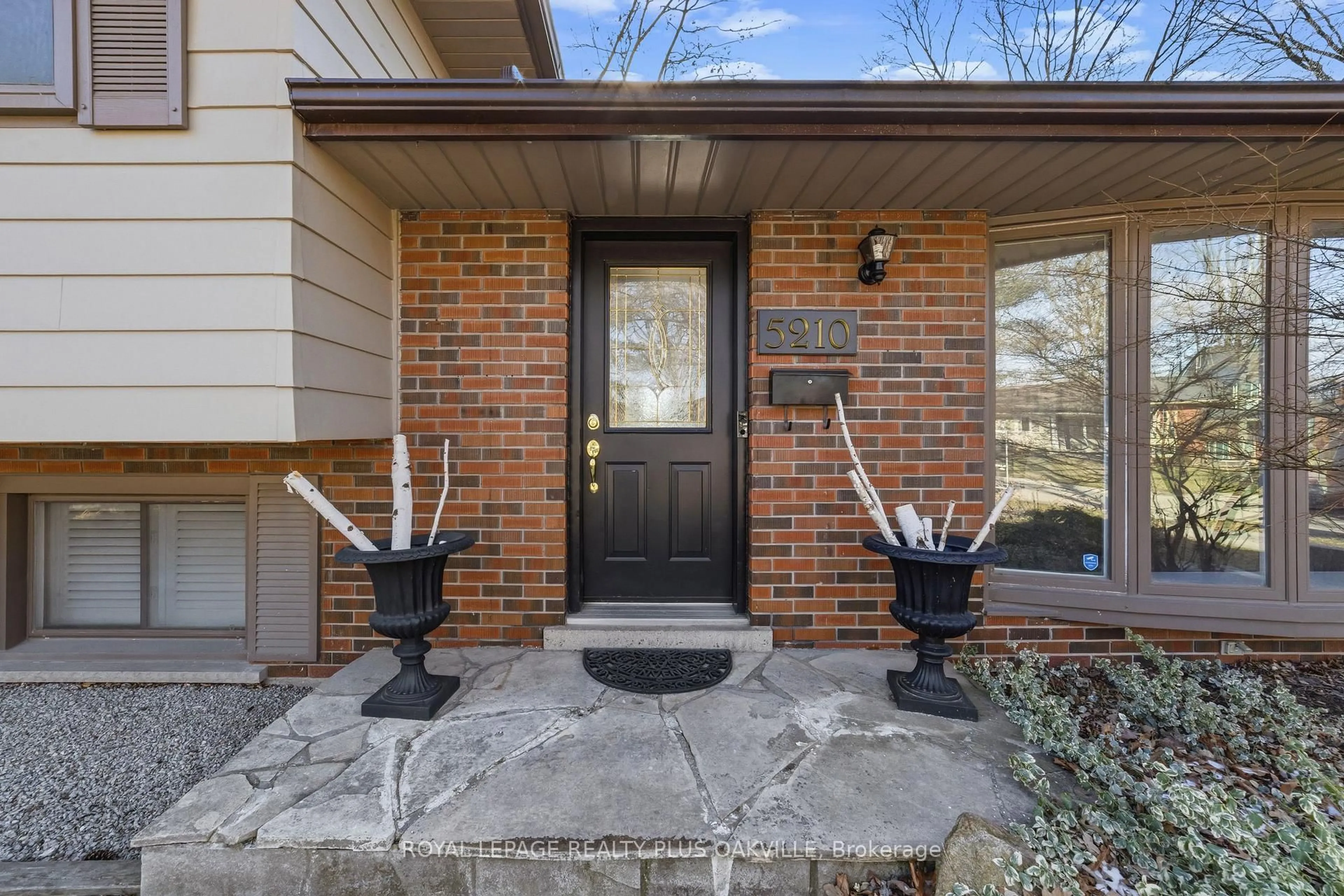 Indoor entryway for 5210 Meadowhill Rd, Burlington Ontario L7L 3L1
