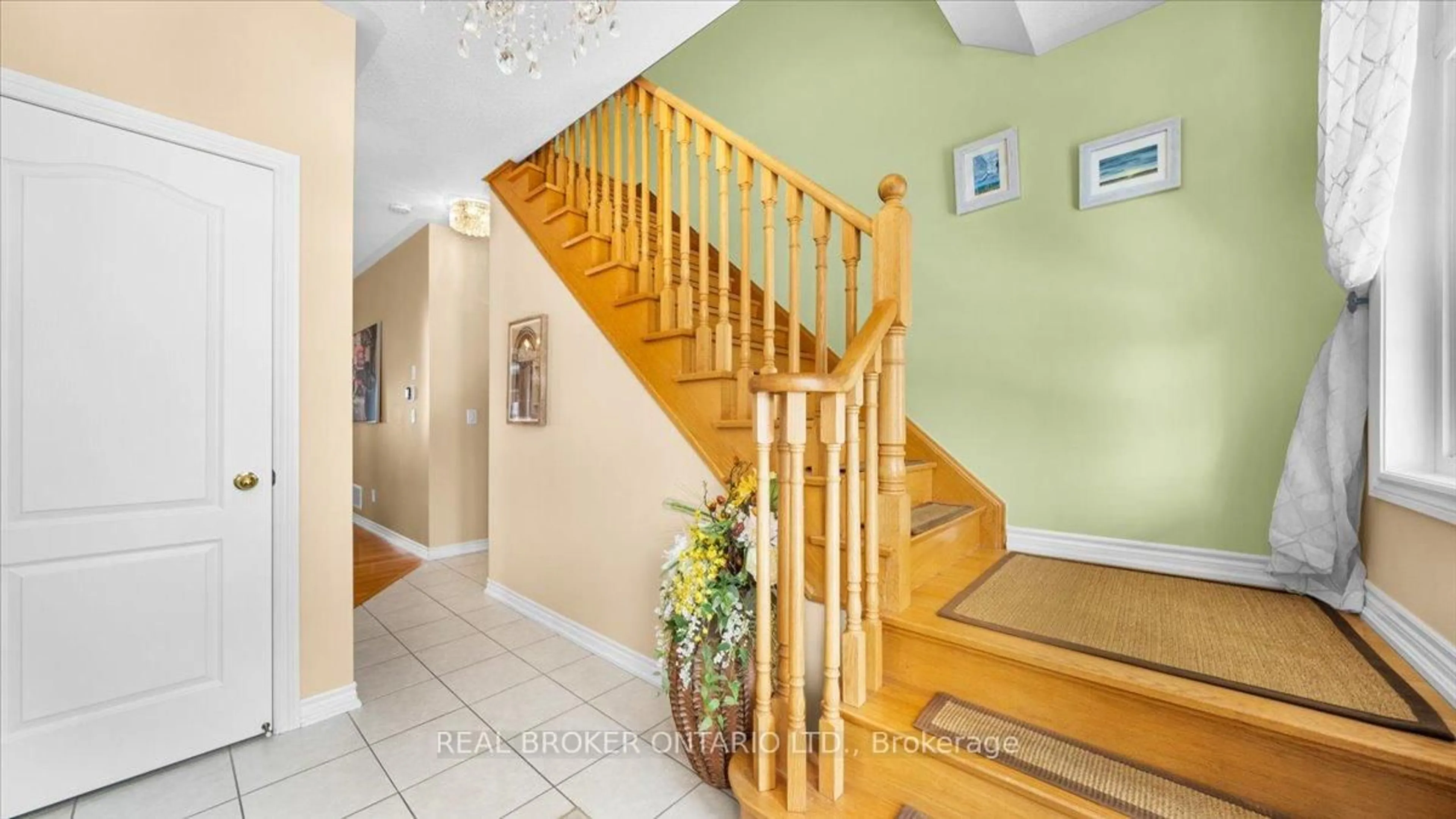Indoor foyer for 636 Serafini Cres, Milton Ontario L9T 7P1