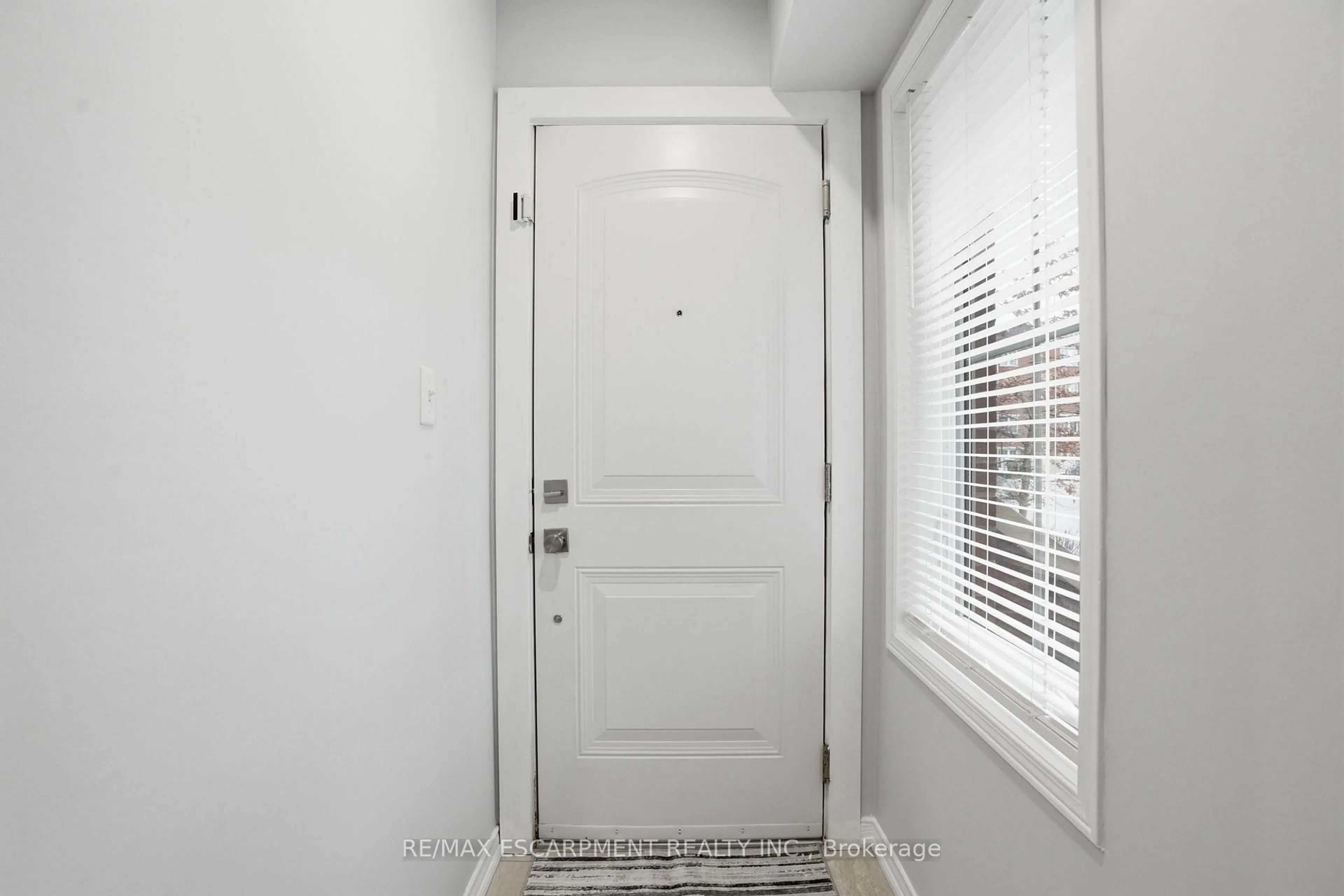 Indoor entryway for 2464 Post Rd #13, Oakville Ontario L6H 0J2
