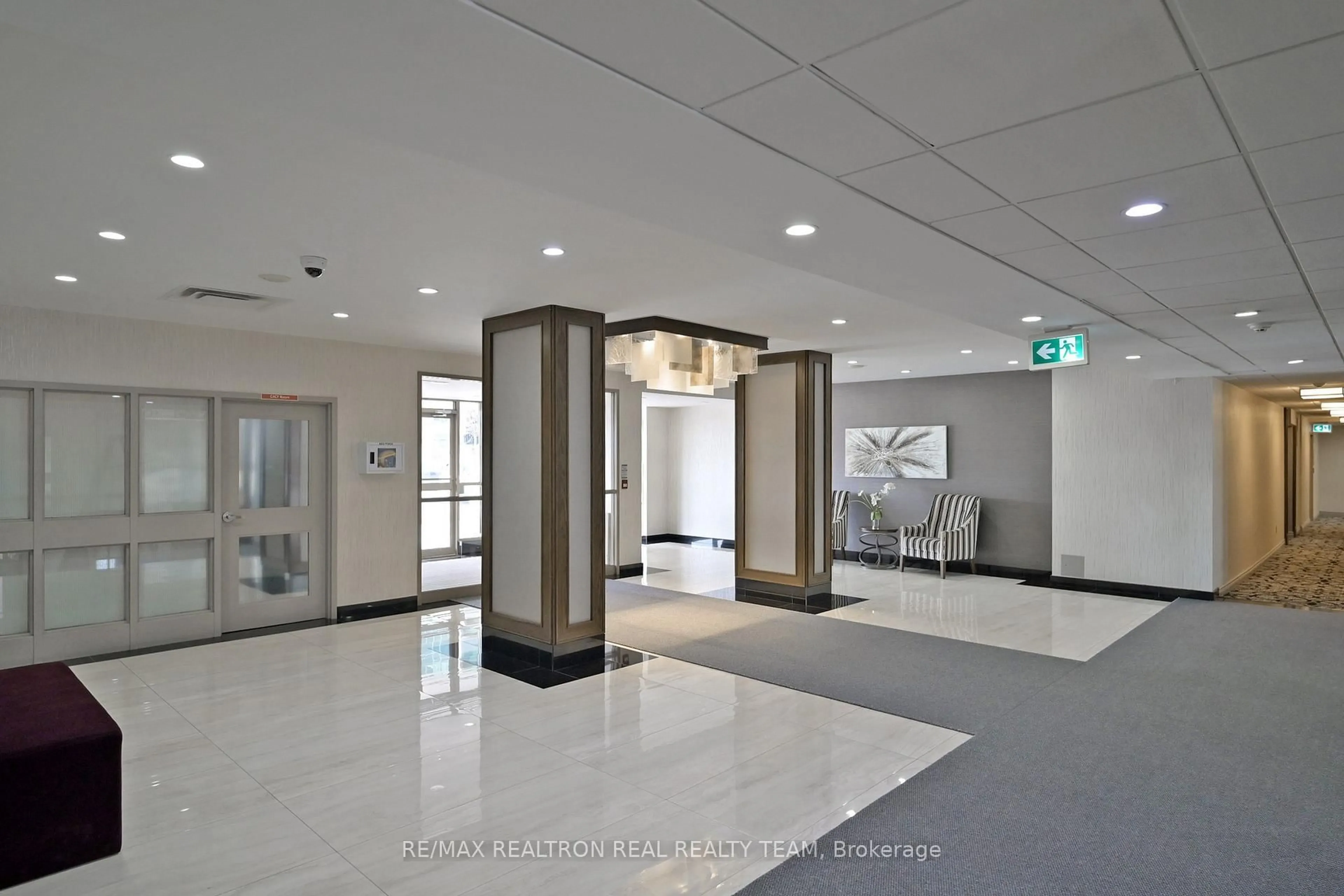 Indoor foyer for 350 Rathburn Rd #1905, Mississauga Ontario L5B 3Y2