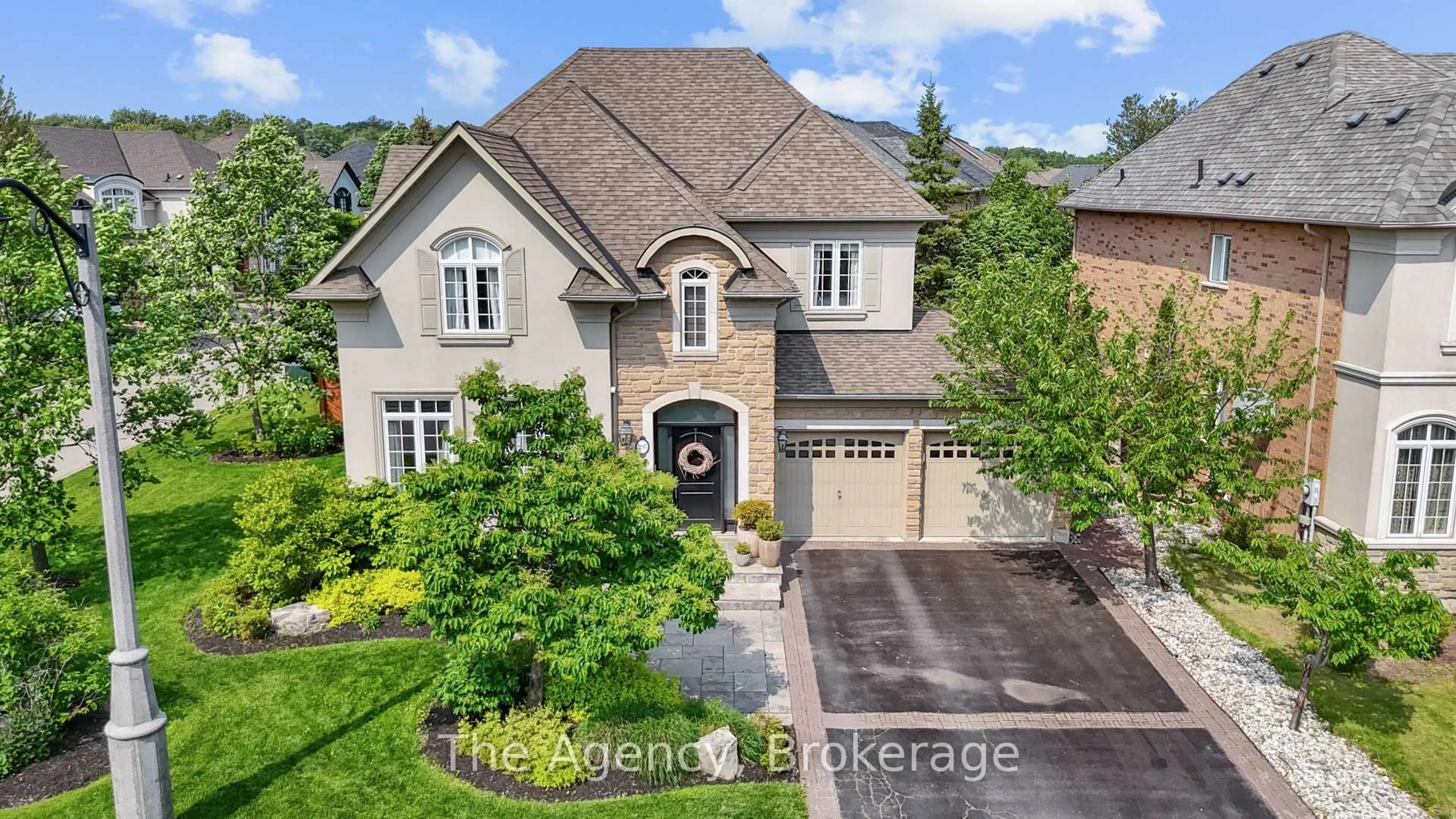 A pic from outside/outdoor area/front of a property/back of a property/a pic from drone, street for 297 Fritillary St, Oakville Ontario L6L 6W7