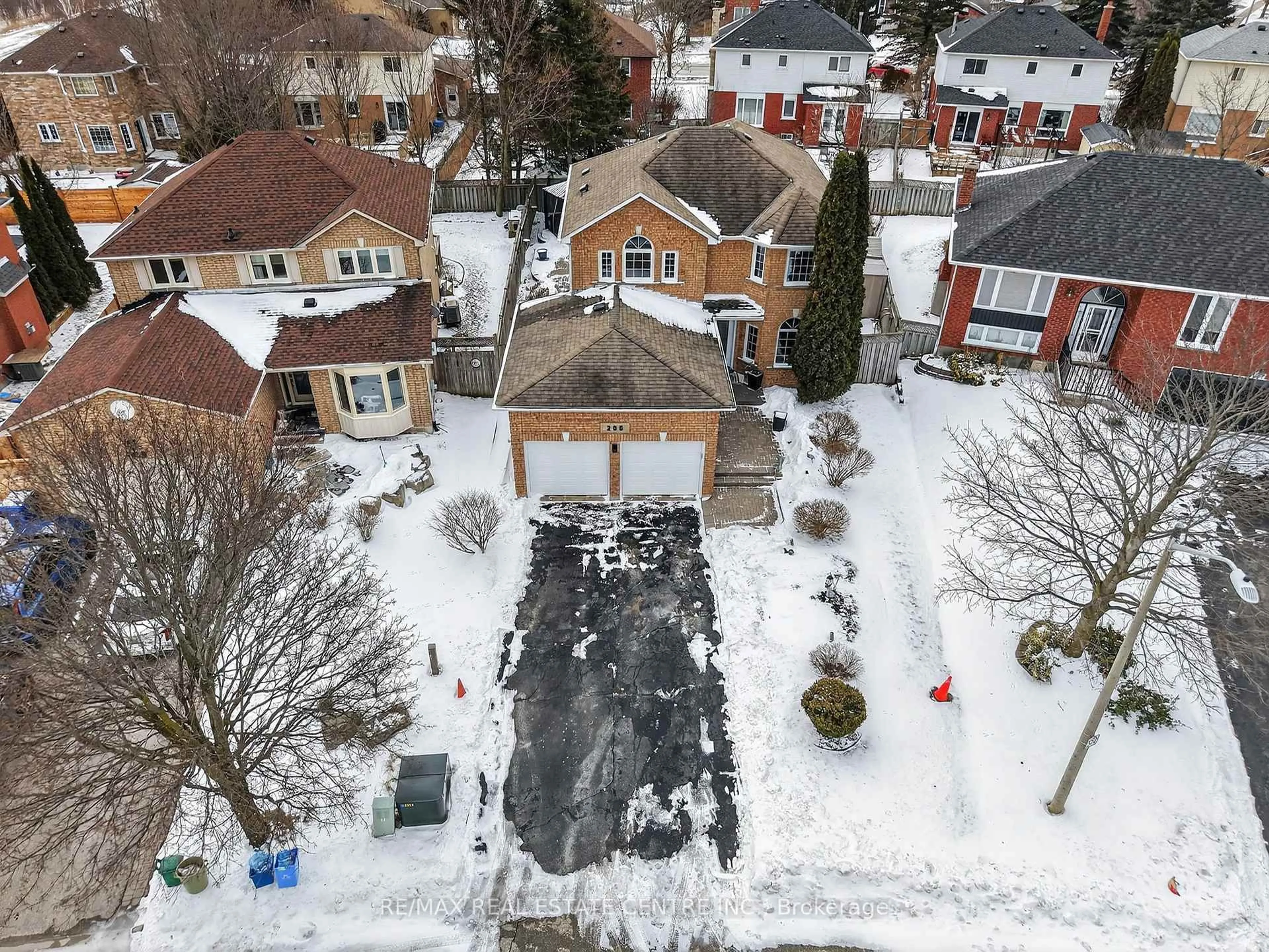 A pic from outside/outdoor area/front of a property/back of a property/a pic from drone, street for 205 Walsh Cres, Orangeville Ontario L9W 4T2
