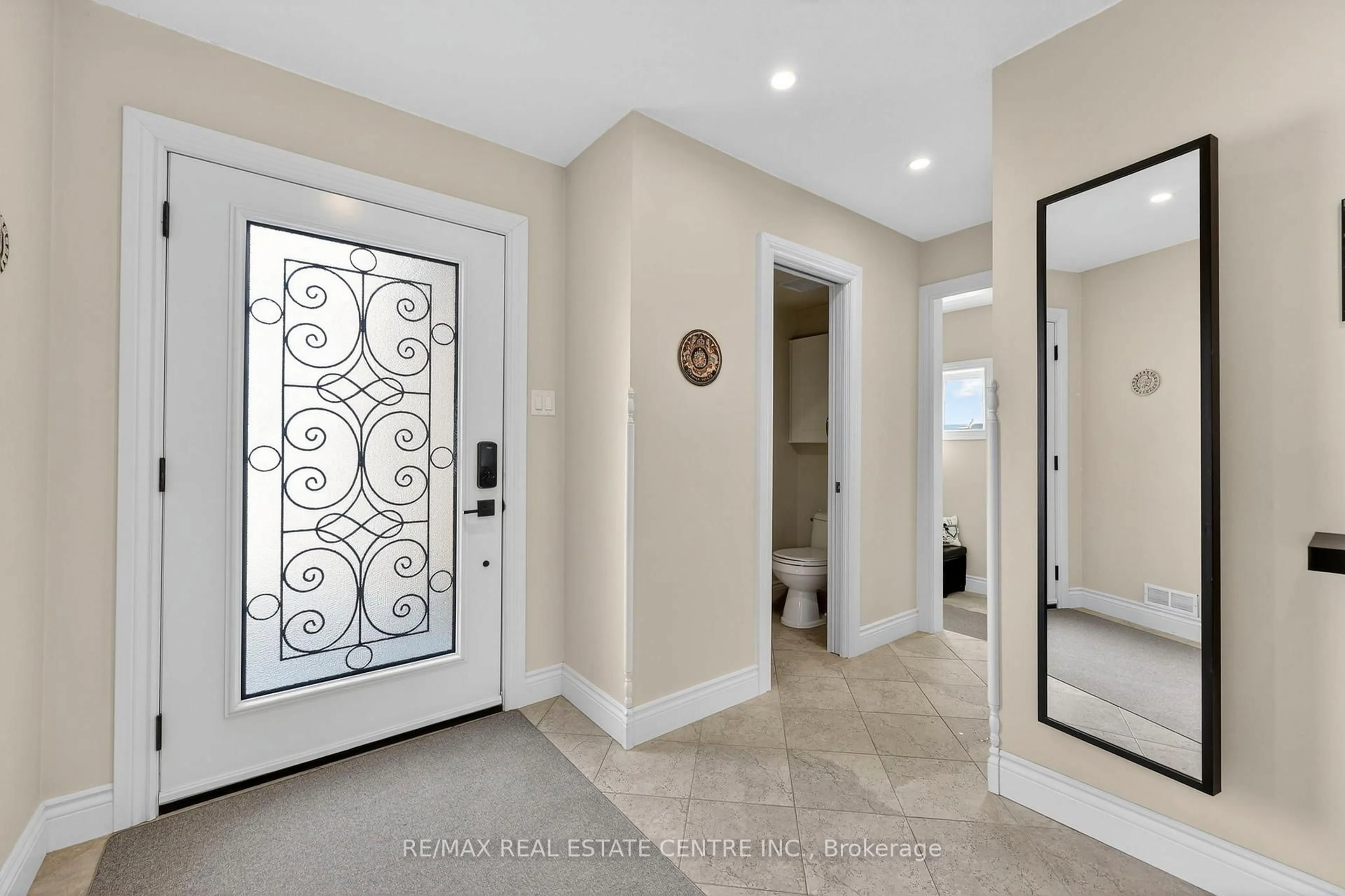 Indoor entryway for 205 Walsh Cres, Orangeville Ontario L9W 4T2