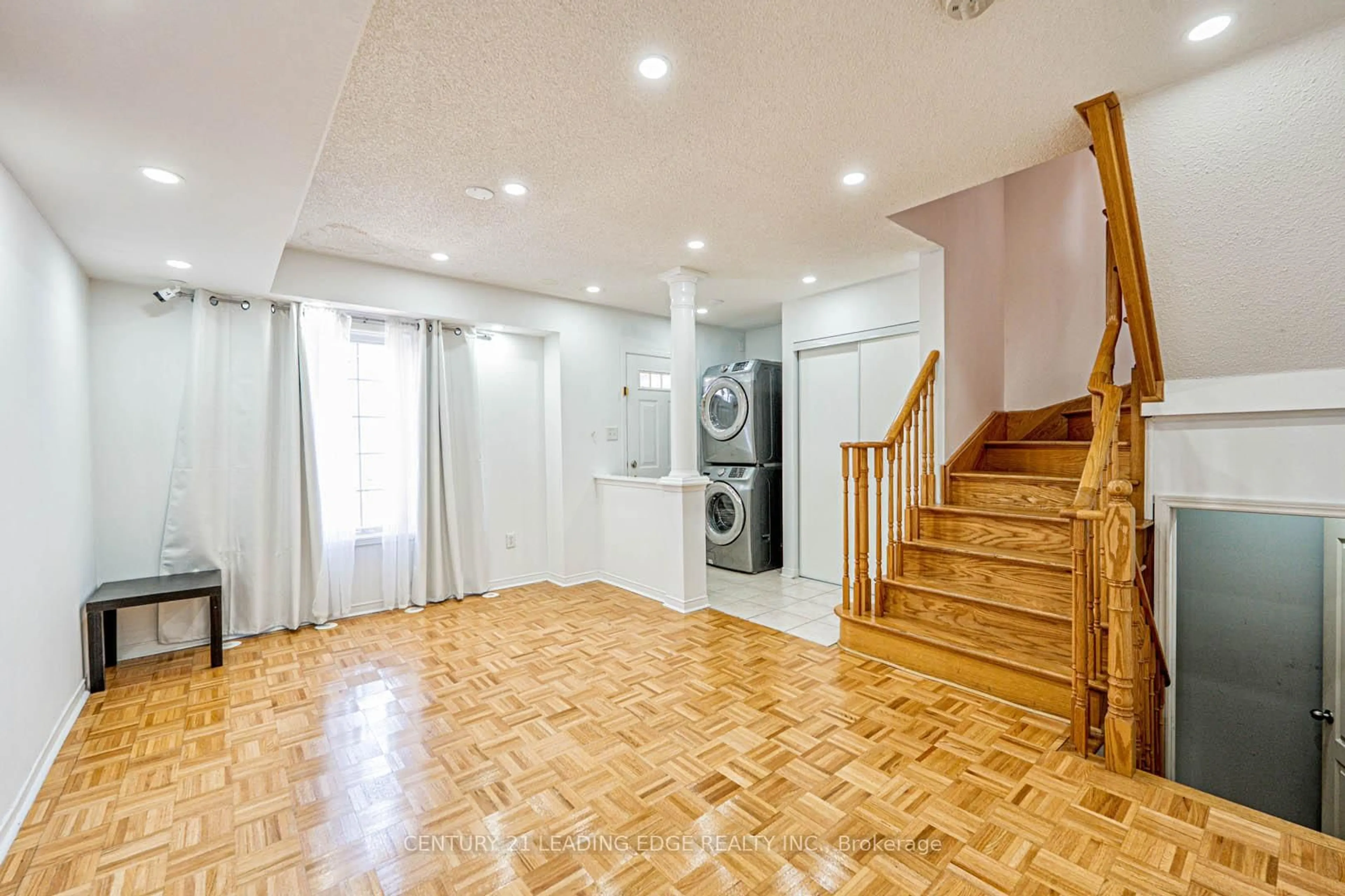 Indoor foyer for 75 Elphick Lane, Toronto Ontario M9N 4A2
