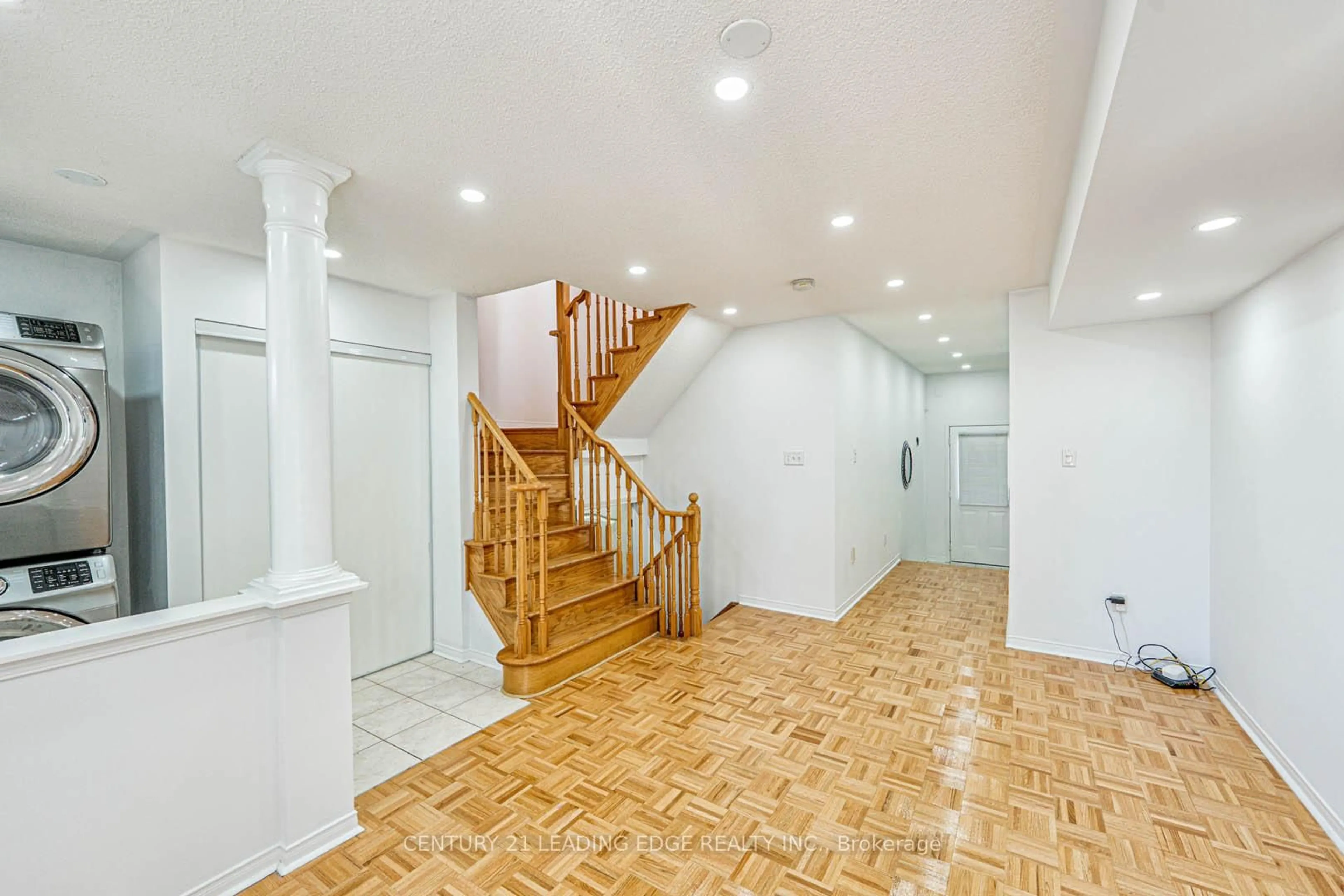 Indoor foyer for 75 Elphick Lane, Toronto Ontario M9N 4A2