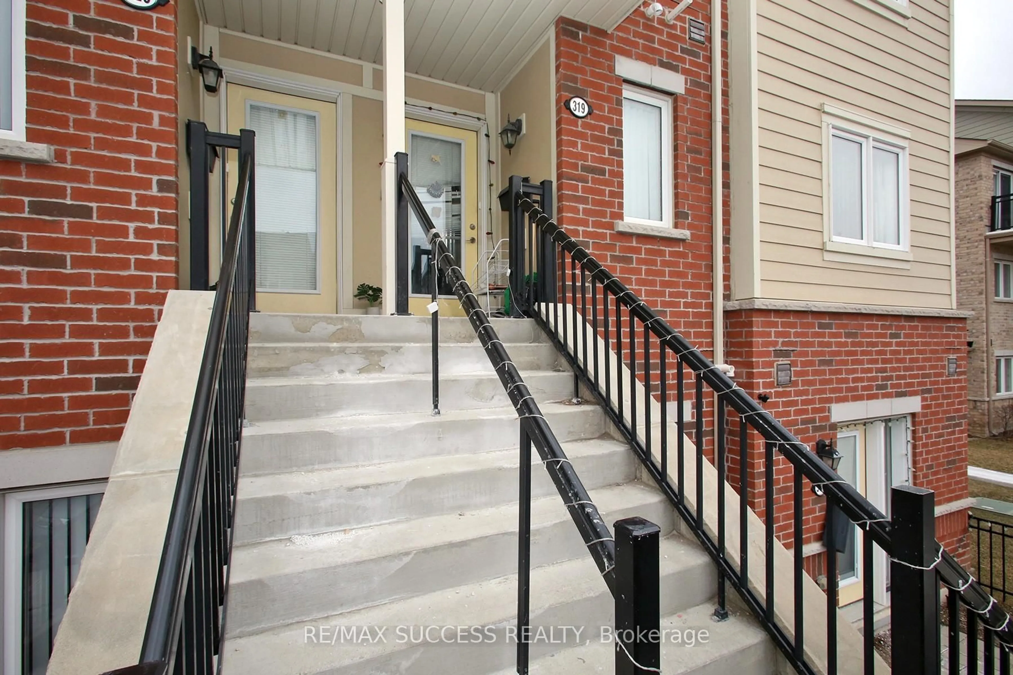 Indoor entryway for 250 Sunny Meadow Blvd #320, Brampton Ontario L6R 3Y7