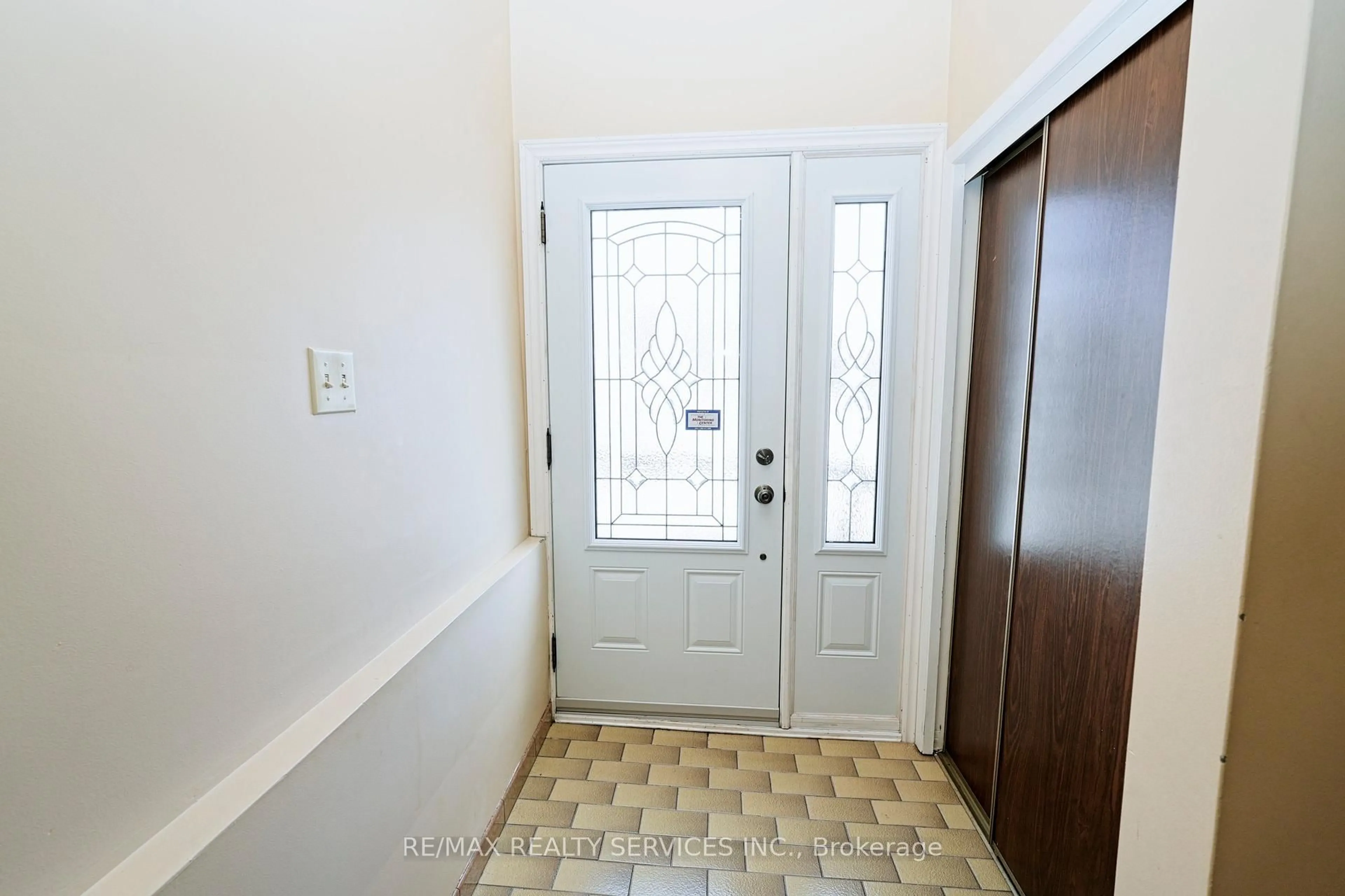 Unknown for 8 Cheryl Crt, Brampton Ontario L6V 3C2